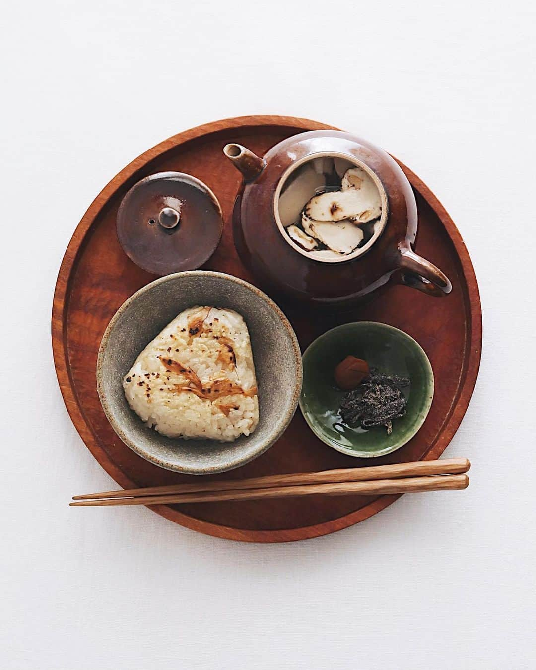 樋口正樹さんのインスタグラム写真 - (樋口正樹Instagram)「matsutake gohan chazuke . 今朝は松茸ご飯おにぎりを 網焼きしてからお茶漬けに。 出汁は松茸のお吸いもので。 . . . #松茸ごはん #松茸ごはん茶漬け #松茸ご飯 #松茸 #おにぎり #お茶漬け #秋の味覚 #温かい食べ物 #matsutakegohan #onigiriaction #chazuke」10月15日 7時41分 - higuccini