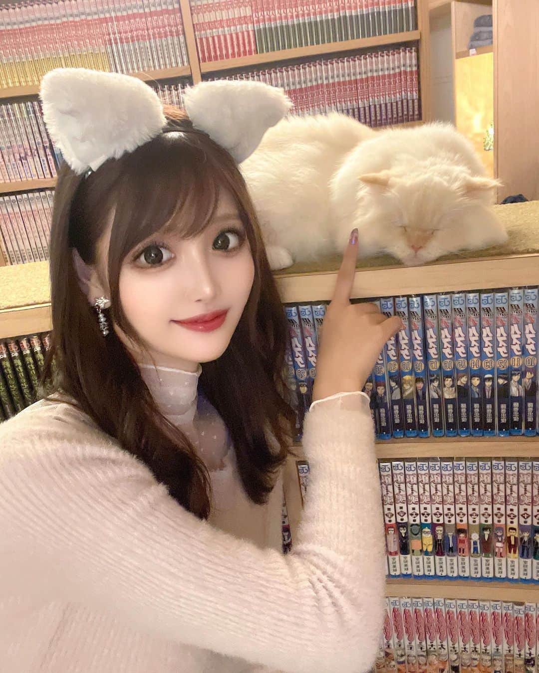 桜咲乃愛さんのインスタグラム写真 - (桜咲乃愛Instagram)「もえちゃんと猫カフェ🐈‍⬛🖤  新宿店初めて行った〜♥️✨  沢山猫ちゃん居たけどまだ推しは決まらず😭💕 珍しく色んな猫ちゃんと戯れた😌🤍  猫のおやつあんまりあげてる人がいなくてお腹すいてたのか 猫アイス買った瞬間から猫様達が 走って追いかけて来て取り合いになってて怖かった😭🎀  今回最後の方におやつあげたから時間無かったけど、次回はたくさんおやつあげよっと😌💕✨  猫ちゃんて寝てるだけで癒し😴  猫になりたい…🥺💓  #猫カフェ#猫カフェmocha #PR#新宿カフェ#新宿猫カフェ」10月15日 9時51分 - noasama1101