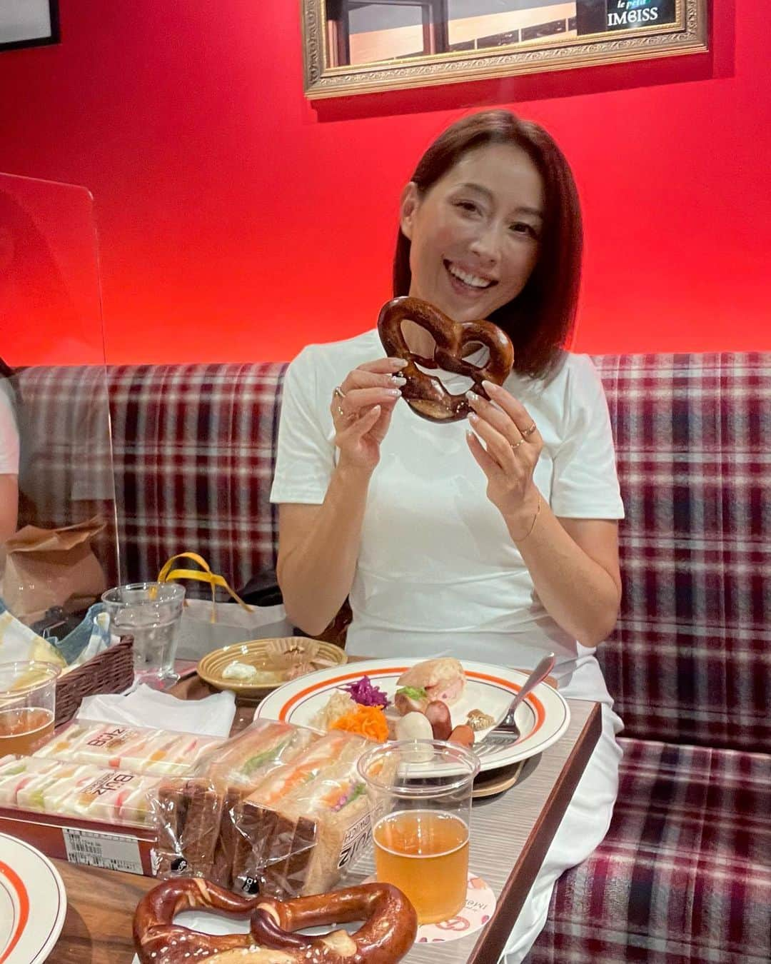 宮田綾子さんのインスタグラム写真 - (宮田綾子Instagram)「10/12新橋 OPEN🥨「le petit IMBISS」の試食会にお招きいただきました🌭 ドイツ発祥のパン プレッツェルやソーセージなど本場の味が楽しめます🇩🇪 新橋駅すぐ、テイクアウトもあるので出勤前や仕事帰りにも寄れます🚃 プレッツェルもサンドイッチも美味しかった〜🥨お土産にも喜ばれますね！  50歳 都内スポットやファッションなど投稿しています！ フォローしてチェックしてみてね🤍 ❤️ @ayako__miyata ←16.9万フォロワー❤️ありがとう    le petit IMBISS / ル・プティ インビス 東京都港区新橋2-17-14  JR新橋駅構内1階　エキュートエディション新橋「HORA ANA table」（北改札外） 2022年10月12日（水）オープン 03-6263-8780 営業時間： ・モーニング（07:30〜11:00 ｜ 10:45 L.O. ） ・ランチ　　（11:00〜15:00 ｜ 14:45 L.O. ） ・ディナー　（17:00〜22:30 ｜ 22:00 L.O. ） 席数24席  #lepetitimbiss #インビス #メッツゲライササキ #プレッツェル #ドイツ料理 #ソーセージ #新橋グルメ #新橋カフェ #新橋ランチ #新橋ディナー #新橋駅 #東京グルメ #東京グルメ部 #新店舗オープン #tokyostyle」10月15日 10時04分 - ayako__miyata