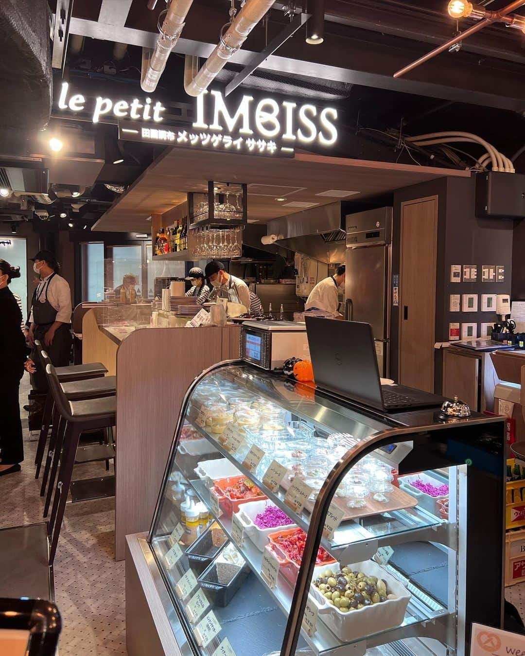 宮田綾子さんのインスタグラム写真 - (宮田綾子Instagram)「10/12新橋 OPEN🥨「le petit IMBISS」の試食会にお招きいただきました🌭 ドイツ発祥のパン プレッツェルやソーセージなど本場の味が楽しめます🇩🇪 新橋駅すぐ、テイクアウトもあるので出勤前や仕事帰りにも寄れます🚃 プレッツェルもサンドイッチも美味しかった〜🥨お土産にも喜ばれますね！  50歳 都内スポットやファッションなど投稿しています！ フォローしてチェックしてみてね🤍 ❤️ @ayako__miyata ←16.9万フォロワー❤️ありがとう    le petit IMBISS / ル・プティ インビス 東京都港区新橋2-17-14  JR新橋駅構内1階　エキュートエディション新橋「HORA ANA table」（北改札外） 2022年10月12日（水）オープン 03-6263-8780 営業時間： ・モーニング（07:30〜11:00 ｜ 10:45 L.O. ） ・ランチ　　（11:00〜15:00 ｜ 14:45 L.O. ） ・ディナー　（17:00〜22:30 ｜ 22:00 L.O. ） 席数24席  #lepetitimbiss #インビス #メッツゲライササキ #プレッツェル #ドイツ料理 #ソーセージ #新橋グルメ #新橋カフェ #新橋ランチ #新橋ディナー #新橋駅 #東京グルメ #東京グルメ部 #新店舗オープン #tokyostyle」10月15日 10時04分 - ayako__miyata