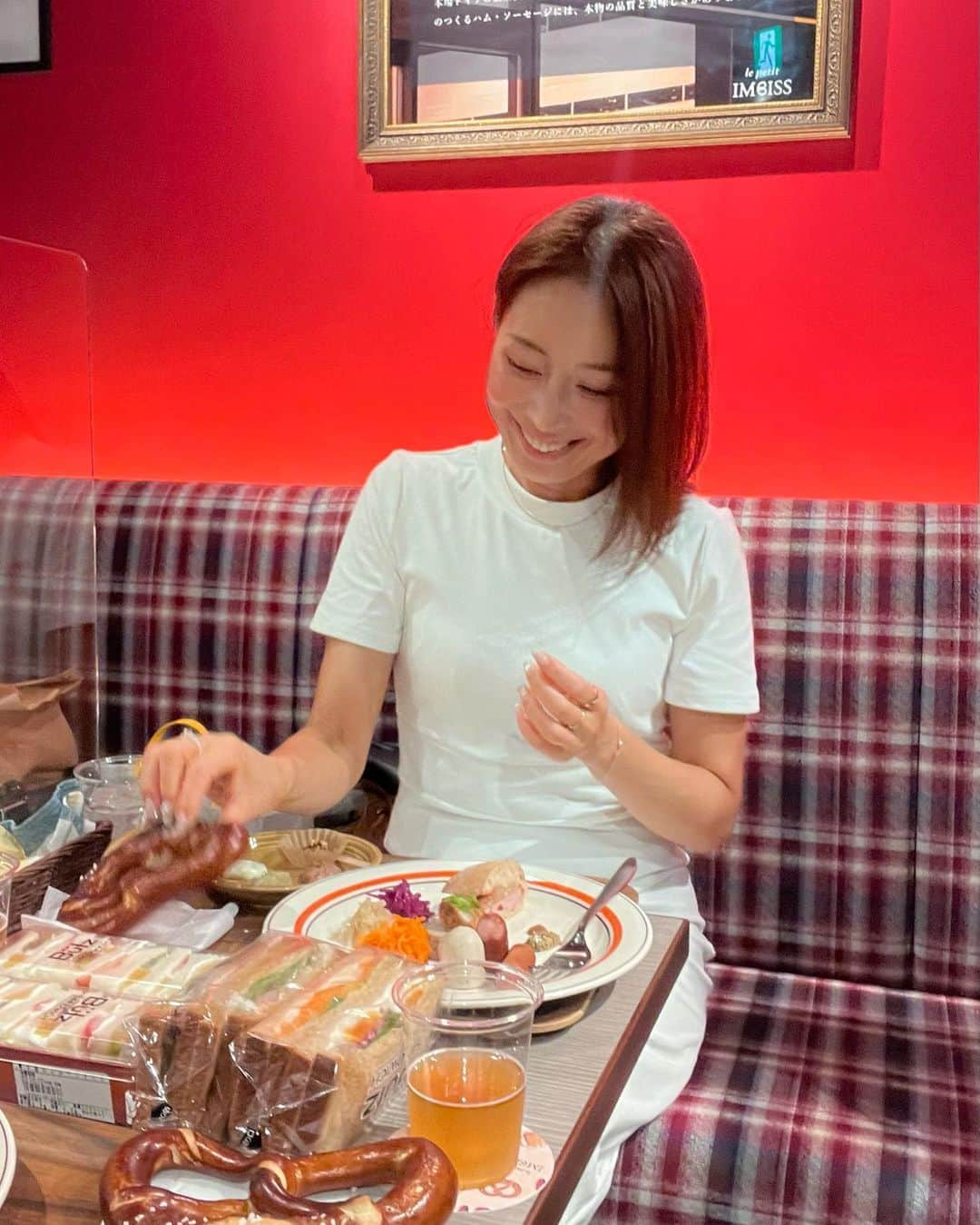 宮田綾子さんのインスタグラム写真 - (宮田綾子Instagram)「10/12新橋 OPEN🥨「le petit IMBISS」の試食会にお招きいただきました🌭 ドイツ発祥のパン プレッツェルやソーセージなど本場の味が楽しめます🇩🇪 新橋駅すぐ、テイクアウトもあるので出勤前や仕事帰りにも寄れます🚃 プレッツェルもサンドイッチも美味しかった〜🥨お土産にも喜ばれますね！  50歳 都内スポットやファッションなど投稿しています！ フォローしてチェックしてみてね🤍 ❤️ @ayako__miyata ←16.9万フォロワー❤️ありがとう    le petit IMBISS / ル・プティ インビス 東京都港区新橋2-17-14  JR新橋駅構内1階　エキュートエディション新橋「HORA ANA table」（北改札外） 2022年10月12日（水）オープン 03-6263-8780 営業時間： ・モーニング（07:30〜11:00 ｜ 10:45 L.O. ） ・ランチ　　（11:00〜15:00 ｜ 14:45 L.O. ） ・ディナー　（17:00〜22:30 ｜ 22:00 L.O. ） 席数24席  #lepetitimbiss #インビス #メッツゲライササキ #プレッツェル #ドイツ料理 #ソーセージ #新橋グルメ #新橋カフェ #新橋ランチ #新橋ディナー #新橋駅 #東京グルメ #東京グルメ部 #新店舗オープン #tokyostyle」10月15日 10時04分 - ayako__miyata