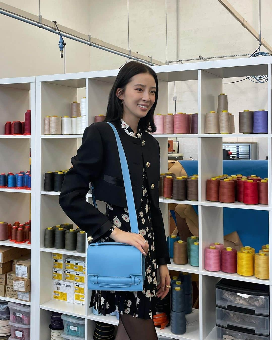 アイリーン・キムさんのインスタグラム写真 - (アイリーン・キムInstagram)「Visited the magical @moynat atelier in Paris where their exceptional trunks & leather goods are hand crafted by artisans🤍 I got to experience and see how my beautiful blue “Sac Malle” came to life! #광고 #Moynat #모이나」10月15日 10時31分 - ireneisgood