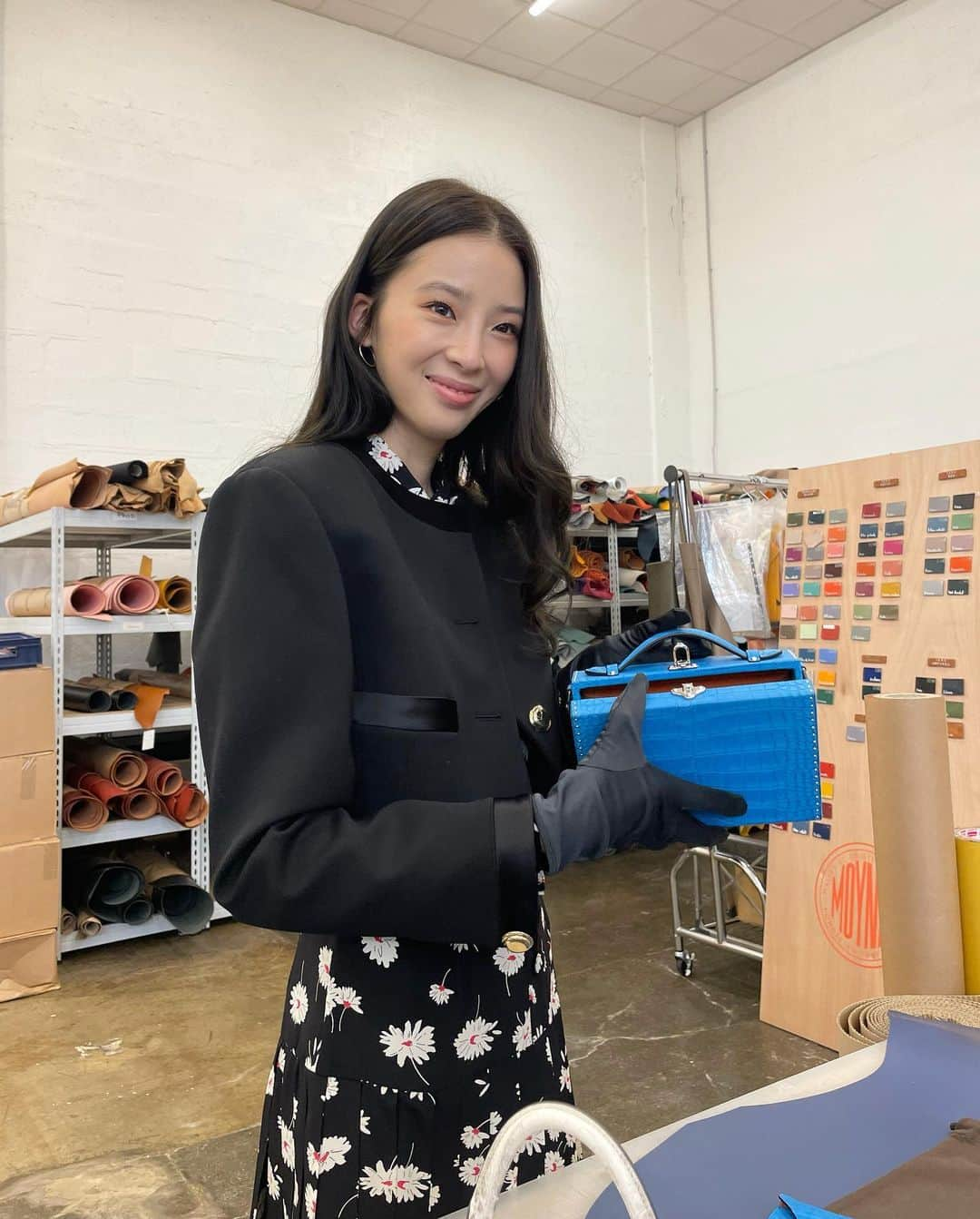 アイリーン・キムさんのインスタグラム写真 - (アイリーン・キムInstagram)「Visited the magical @moynat atelier in Paris where their exceptional trunks & leather goods are hand crafted by artisans🤍 I got to experience and see how my beautiful blue “Sac Malle” came to life! #광고 #Moynat #모이나」10月15日 10時31分 - ireneisgood