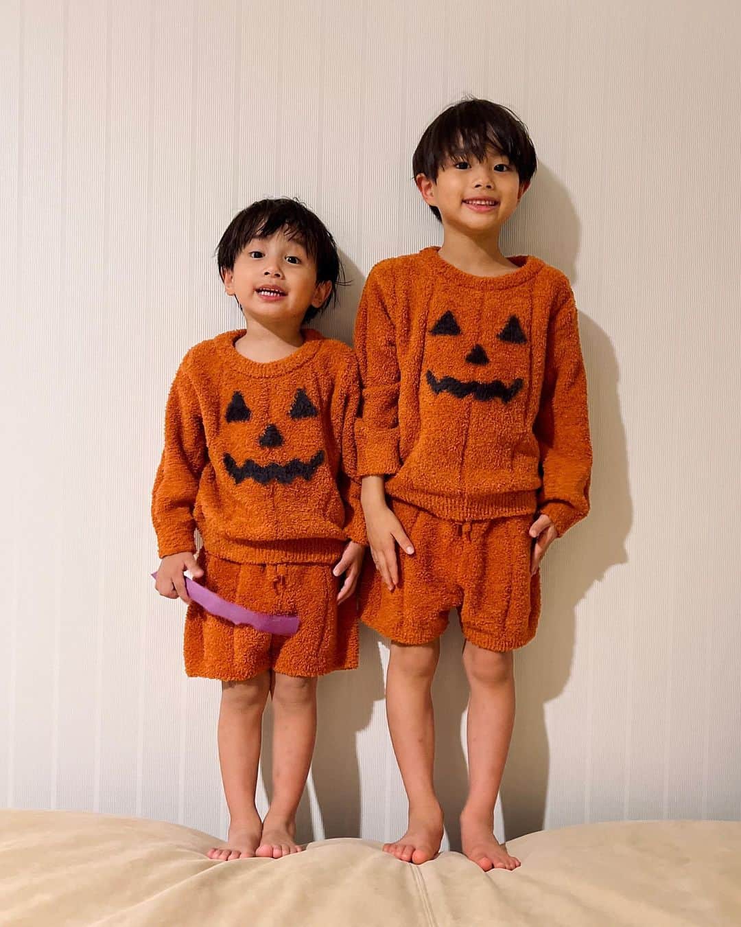 辻元舞さんのインスタグラム写真 - (辻元舞Instagram)「. かぼちゃのお顔見せて〜と言ったらこうなった🎃 #なぜ#そうじゃない 気をつけピ‼︎‼︎(大声)で撮れた奇跡の一枚が最後の写真です。笑 可愛すぎるモコモコパンプキンは @gelatopique_official  私とよしさんのオバケもあるよ👻  #6歳#3歳#ハロウィン」10月15日 11時00分 - mai_tsujimoto
