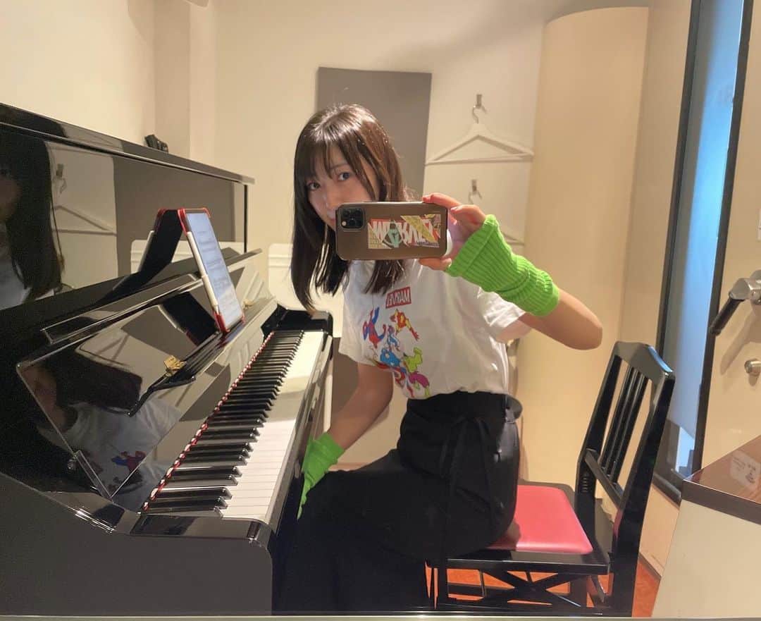 松井咲子さんのインスタグラム写真 - (松井咲子Instagram)「ありがたいことに今年は一段とピアノのお仕事多めの秋になっております。ひとつ終わってまたひとつ 毎日のように本番本番本番練習練習本番練習本番本番 ちなみに今日は日比谷で映画曲盛りだくさんのコンサートしてくるよ！たのしみ！ピアノ写真たくさんあったので載せておくね〜  #日比谷シネマフェスティバル #ピアノ #piano」10月15日 11時54分 - sakiko___official