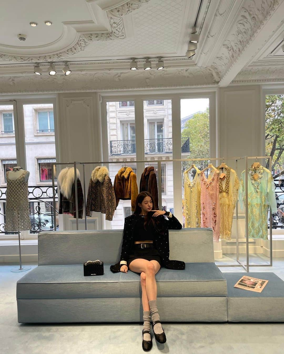 チャン・ウォニョンさんのインスタグラム写真 - (チャン・ウォニョンInstagram)「Playing alone in @miumiu🤍🤍」10月15日 12時00分 - for_everyoung10