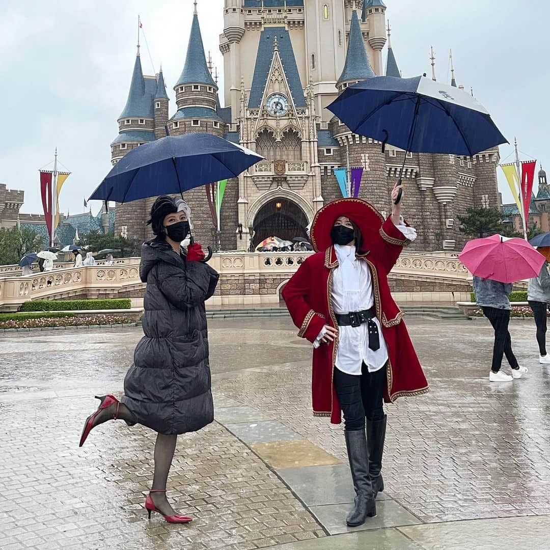 宇内梨沙さんのインスタグラム写真 - (宇内梨沙Instagram)「日曜日の  #アッコにおまかせ は ハロウィーン期間の 東京ディズニーランド・シー特集🎃  世界のディズニーを 制覇しているディズニー通の 同期・上村アナ(@saekokamimura )と  フック船長とクルエラの仮装をして楽しみました✨  生憎の悪天候でしたが 雨の中でもとっても楽しかった🍭  イベント割はじまったので 今こそですね🏃」10月15日 12時47分 - risaunai