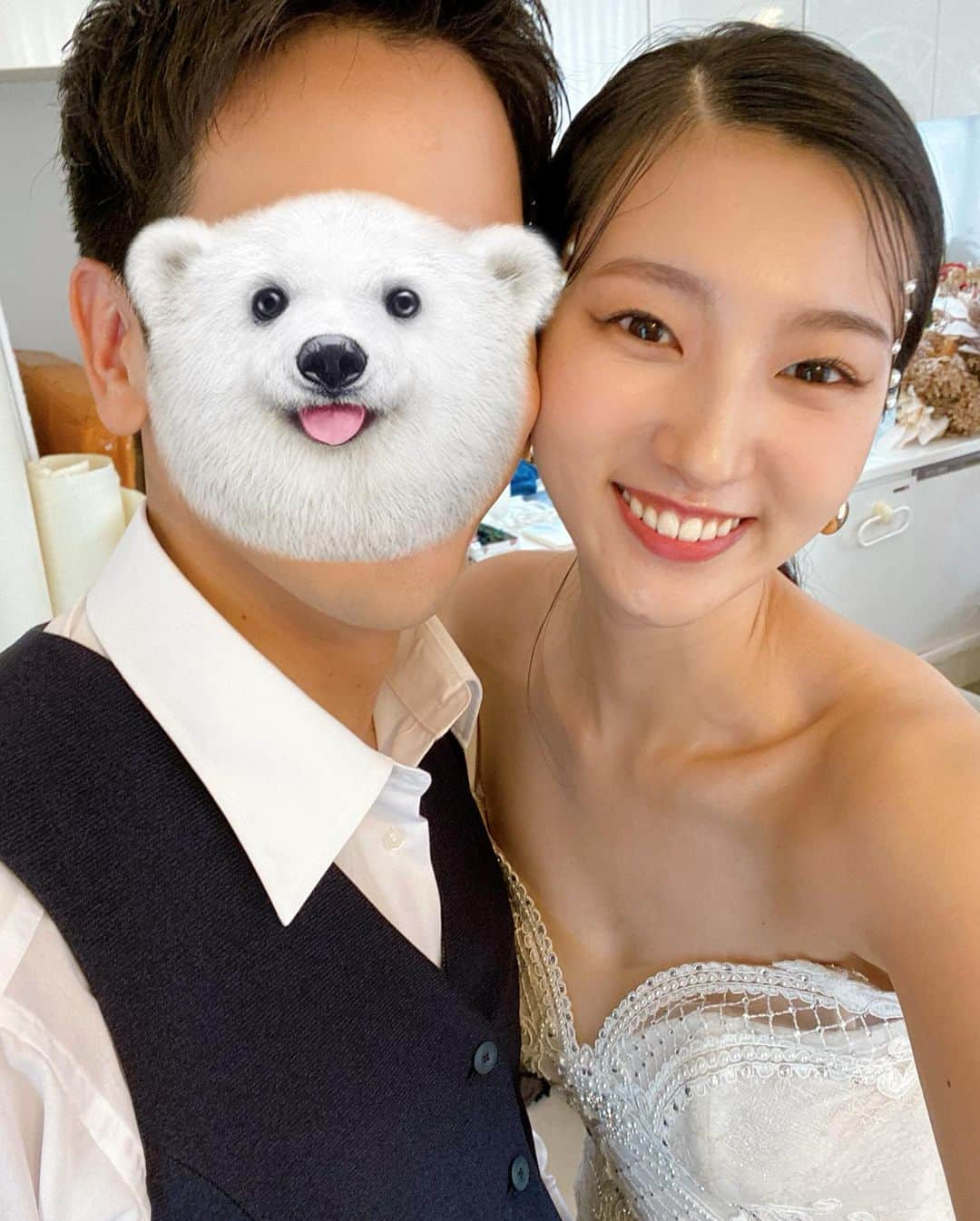 福井セリナさんのインスタグラム写真 - (福井セリナInstagram)「💙  Wedding引っ張ってすみません🙇‍♀️ こちらでラスト。  当日のヘアメイクは 朝都さんが提案してくれたダウンスタイルと まとめ髪×パールとベビーヘアの2パターン。 型にとらわれず自分らしさを出したかったわたしには最高の組み合わせでした！ ヘアにパールをあしらう発想は自分だけでは絶対に思いつけなかったので、朝都さん流石すぎて..✨ @a3to_4  ベビーヘアは以前から憧れてたので実現できて良かったです♡  日本のウェディングはまとめ髪で前髪ありが多いけど、海外ではダウンスタイルでナチュラルヘルシーが主流なのでもっと流行ったらいいなぁ🥰  そしてドレスの相談からブーケを手作りするところまでずっと相談に乗ってくれたなっちゃん本当にありがとう @wd_martini   改めて、この撮影に関わってくれた最高のメンバーに感謝です。💕」10月15日 15時12分 - serinafukui__