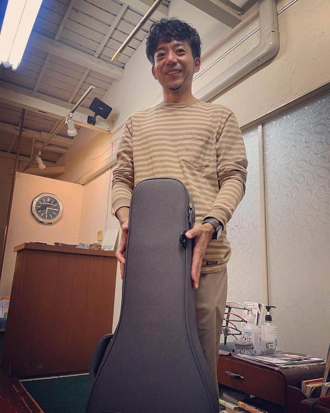 杉本知香さんのインスタグラム写真 - (杉本知香Instagram)「森さんスッキリ✂️✨😆 ギターケースの持ち方がイチモツポーズ🤣  #中目黒美容室 #どぶろっく森 #どぶろっく  #大きなイチモツをください」10月15日 18時34分 - sugimotoc