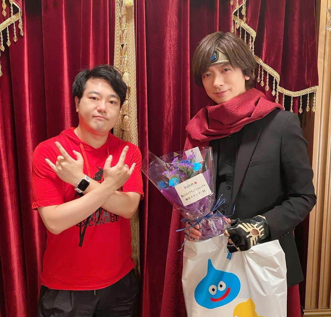 DAIGOさんのインスタグラム写真 - (DAIGOInstagram)「10月15日は星のドラゴンクエストの7周年記念日！！  本当におめでとうございます🎉  毎年この日をお祝いできて嬉しいです。  昨日は生配信もあり盛り上がりました！  そしてこの日をもって立ち上げからプロデューサーを務めてきた市村プロデューサーが交代されることが突然発表されました。  2019年にCEOとしてオファーしていただき3年。CMやYouTube星のダイゴクエストもやらせていただき、市村さんとは本当にたくさん会ってたくさん仕事させていただきました。  明るい人柄と大きな器で僕らを受けとめてくれて、市村さんだからこそ星ドラのクレームもたくさん言えました。  そして市村さんの周りにはたくさんの素晴らしい仲間たくさんいて、一緒に冒険することができました。  もちろんもう会えなくなるわけじゃないのですが、感謝の気持ちとリスペクトを込めて書かせていただきました。  ただただ楽しかったです。  市村さん本当にありがとうございました！  そしてお疲れ様でした！  市村さんからのバトンを引き継ぎ後任のムトウプロデューサーや仲間たちと気持ち一つに10周年目指し頑張っていきます！  これからも星ドラで  ガンガンいこうぜ！  #星ドラ #星のドラゴンクエスト #星ドラ7周年 #市村　P #DAIGO #さてふくびきやるか #DAIGOはジェムを買った」10月15日 18時42分 - daigo_breakerz_