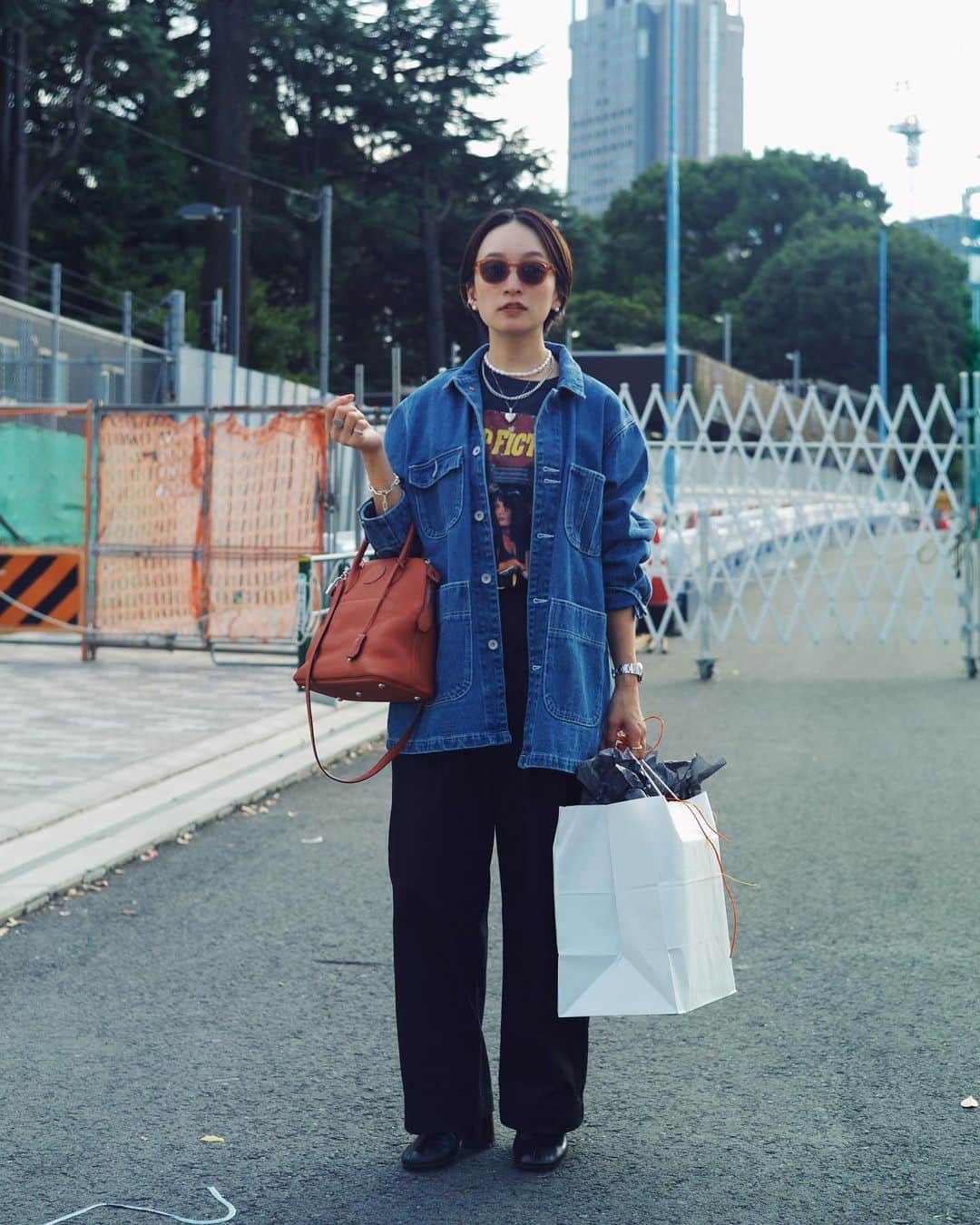 高山都さんのインスタグラム写真 - (高山都Instagram)「不良の男の子がテーマの土曜日 #都ふく ちょくちょくのぞきに行く古着屋さんで出会ってしまったパルプフィクションのヴィンテージTシャツとデニムのカバーオール。 じゃらじゃら重ねたジュエリーと靴やバッグで女性らしさを。 denim jacket @oblekt_jp  T-shirt  @film_shimokitazawa  pants @shinzone_official  belt @miumiu  boots @maisonmargiela  necklace @chigo_official  perl necklace @r.alagan  bag @hermes  eye wear @ayame_id 発売したばかりのオブレクトのカバーオール、ユニセックスなのでだぼっと着るのが可愛い。 フェミニンなワンピースやスカートにもよく合います。」10月15日 19時48分 - miyare38