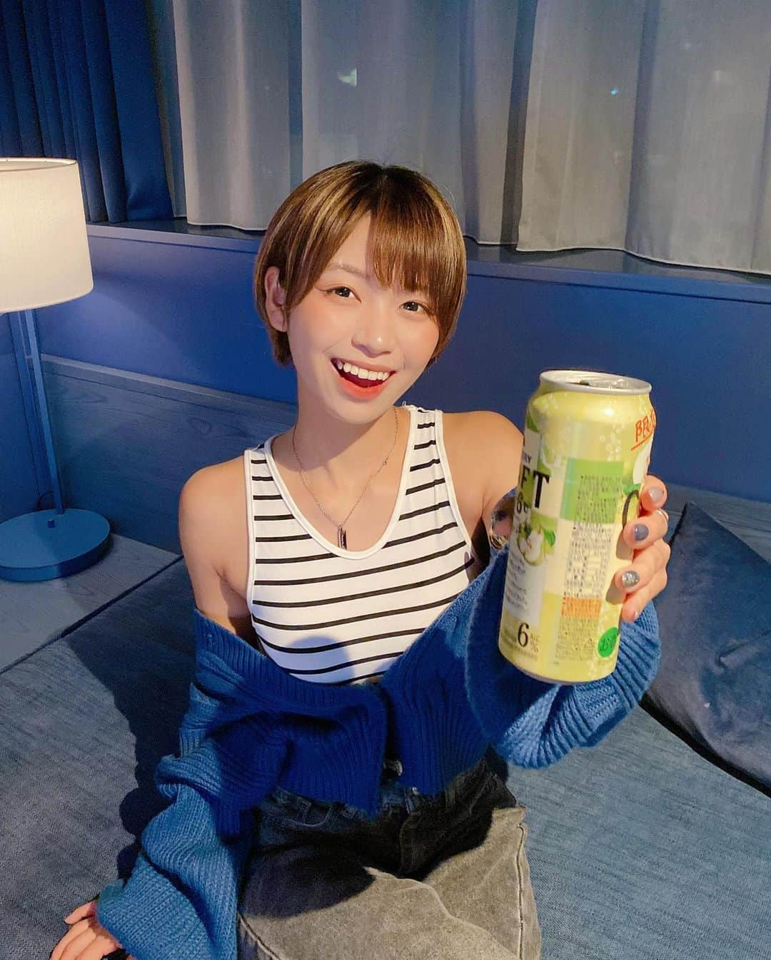 小坂田純奈さんのインスタグラム写真 - (小坂田純奈Instagram)「缶チューハイでかんぱい❤️‍🔥 最初の顔やばい(笑)  #お酒好き女子 #酒好き女子 #飲酒タグラム #酒好きな人と繋がりたい #ショート女子」10月15日 22時08分 - official_junata