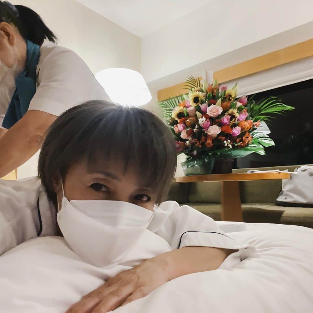 橋本志穂さんのインスタグラム写真 - (橋本志穂Instagram)「楽屋にいただいたお花❣️ すごーく立派で感激〜 ホテルの部屋まで運んでもらいました。 立ちっぱなしで疲れが溜まってたし マッサージの人呼んで  明日に備える‼️  明日はー 楽しいゴルフなりよー⛳️」10月15日 23時08分 - shihohashimoto3