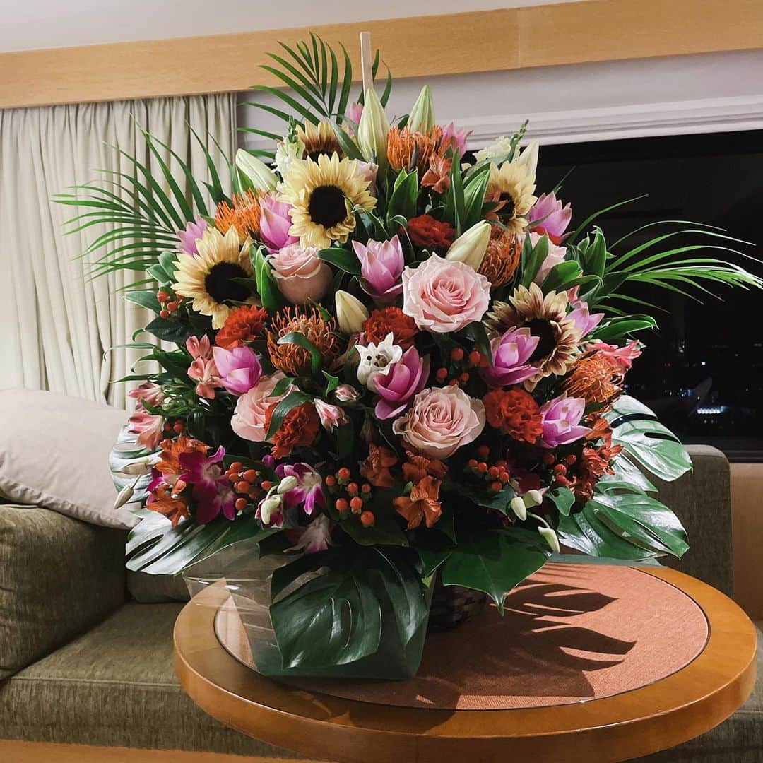 橋本志穂さんのインスタグラム写真 - (橋本志穂Instagram)「楽屋にいただいたお花❣️ すごーく立派で感激〜 ホテルの部屋まで運んでもらいました。 立ちっぱなしで疲れが溜まってたし マッサージの人呼んで  明日に備える‼️  明日はー 楽しいゴルフなりよー⛳️」10月15日 23時08分 - shihohashimoto3