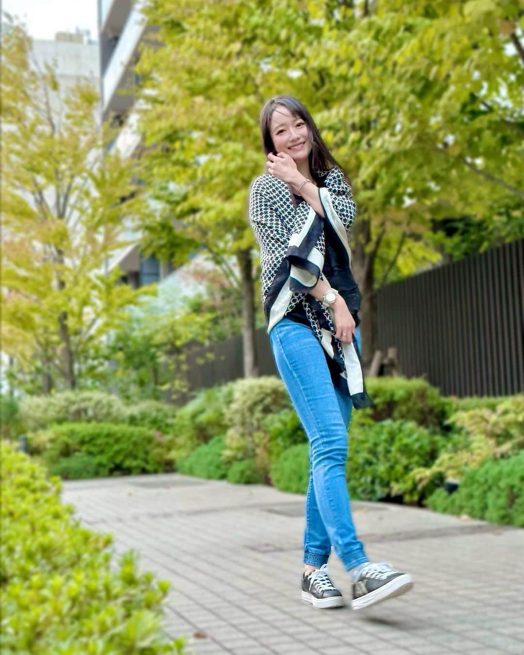 吉山りささんのインスタグラム写真 - (吉山りさInstagram)「⭐️👖⭐️ スキニージーンズ＆スカーフ✨  ジーンズはストレッチあり⭕️動きやすい😍足首がポイント🤗 他のカラーも欲しい👖👖💕  スカーフは長方形なので巻きやすくお値段最強😍 🍜ラーメン食べる時にも巻ける😎  SHEINさまに吉山りさクーポン出してもらいました😍  🎫🎫🎫 ↓ ✅クーポンコード⇒『risayoshiyama』（⚠️12/31まで⭕️）  ✅1～5,999円までは15%OFF  ✅  6000円以上は20%OFF  @shein_japan @sheinofficial  #吉山りさ #ファッション #モデル #フリーモデル #フリーランスモデル #Japanese #fashion #インスタファッション #ファッションコーデ #きれいめコーデ #きれいめカジュアル #冬物 #アパレル#秋冬コーデ #shein  #shein購入品  #ジーンズ  #ジーンズコーデ  #👖 #denim #デニム #スカーフ #デニムコーデ #photo #撮影モデル」10月16日 6時14分 - oreorerisa