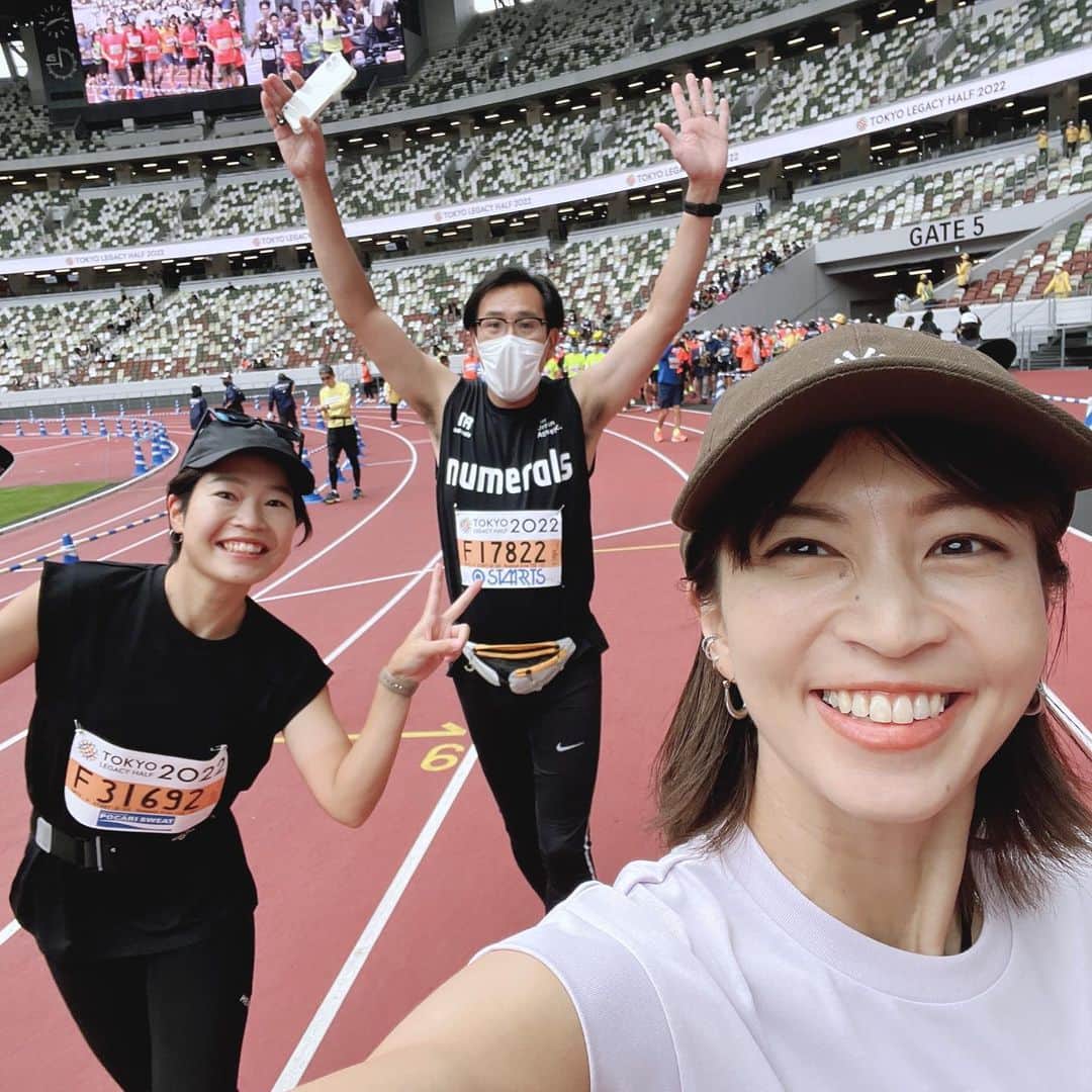 安田美沙子さんのインスタグラム写真 - (安田美沙子Instagram)「無事に、ゴールを切ることができました！！  途中、靴ひもがほどけたり、トイレに並んだりハプニングもあったけど。。  東京レガシーハーフマラソンは 最高のコースで、オリンピックの選手たちがこの景色を見て色々感じてたのを想うとやばかった。  HEREIAM。  うん、軸は自分の真ん中にあって ぶれてない。  そんなことを確認をしながら体幹を感じ 今日は気持ちが最後まで前向きでいれた。  色んなものことや、環境や、時間の流れがあるけれど。。  とにかく自分の中に強い自分を 持っていられたらいい。  どう自分が感じるか。  それを何より大切に、また明日から過ごそうと思ったのでした。  みんな、おつかれさまでした🤍  #東京レガシーハーフマラソン2022 #応援ありがとう🤍」10月16日 15時08分 - yasuda_misako