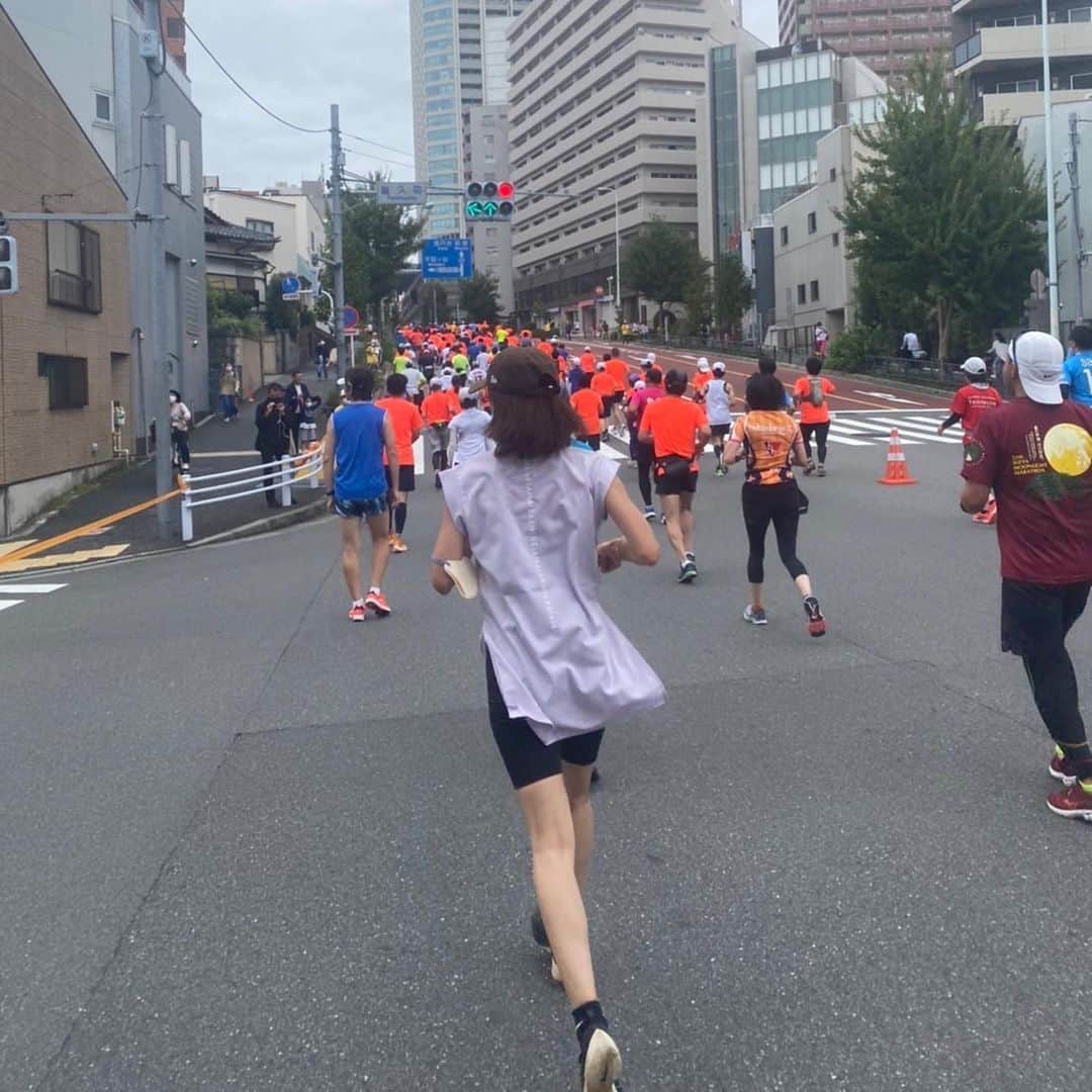 安田美沙子さんのインスタグラム写真 - (安田美沙子Instagram)「無事に、ゴールを切ることができました！！  途中、靴ひもがほどけたり、トイレに並んだりハプニングもあったけど。。  東京レガシーハーフマラソンは 最高のコースで、オリンピックの選手たちがこの景色を見て色々感じてたのを想うとやばかった。  HEREIAM。  うん、軸は自分の真ん中にあって ぶれてない。  そんなことを確認をしながら体幹を感じ 今日は気持ちが最後まで前向きでいれた。  色んなものことや、環境や、時間の流れがあるけれど。。  とにかく自分の中に強い自分を 持っていられたらいい。  どう自分が感じるか。  それを何より大切に、また明日から過ごそうと思ったのでした。  みんな、おつかれさまでした🤍  #東京レガシーハーフマラソン2022 #応援ありがとう🤍」10月16日 15時08分 - yasuda_misako