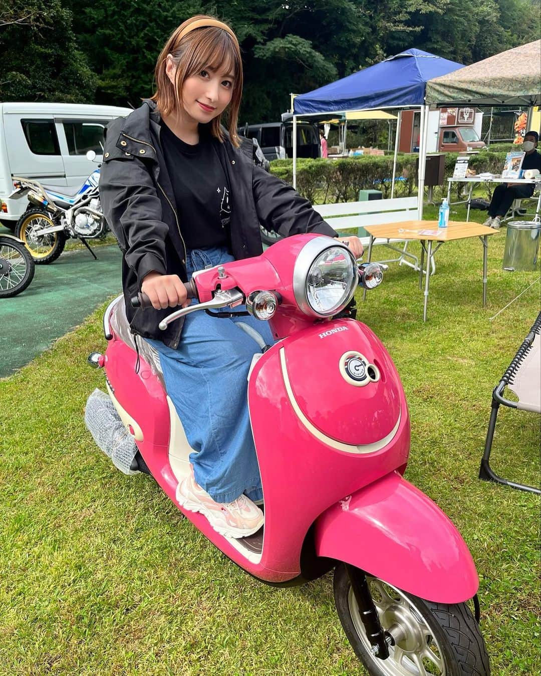 成瀬心美さんのインスタグラム写真 - (成瀬心美Instagram)「☺︎  本日は静岡県伊豆市にて  〖 Motto Izu Fun〗  のイベントでした！✨  来てくださった方々 本当にありがとうございました😂！！  今回は司会という立場で 関わらせていただきました✨ 不慣れな部分もありましたが 見守ってくださり嬉しかったです✨  今回、イベントを企画してくれた 原動機研究部の皆さんとは 昨日初めてお会いしました☺️  普段、バイクやキックボードなどなど 触れてこなかったものに 土日で沢山触れました。  知らない事を知るって 本当にわくわくします☺️  新しい世界を見せてくれた皆さんには 感謝でいっぱいです！  そしてイベントでは 沢山の企業さんも参加してくださり (全てをご紹介はできませんが お写真を撮らせていただいたものを いくつか載せます✨)  キャンピングカーや バイクのレンタル バイク用のインカムや コーティング剤などなど✨  出張マッサージや 美味しい出店さんも沢山でした！  集まってくださった皆さんと ゲームしながら 楽しい時間を過ごしたりしました😚  電動キックボードや バイク自転車などの 試乗体験もできて 街中で見ていて ずっと気にはなってたけど 安全な場所でいざ乗ってみたら 楽しかったなー🥰  もっともっと語りたいことは沢山 ありますが 本当に初めてのことだらけな 充実したイベントでした！✨  お天気も暑いくらいで 最高でしたよーっ☀️  ありがとうございました☺️  #MootoIzuFun #izu #bike #伊豆 #バイク #イベント #もちこし来楽歩キャンプ場」10月16日 18時15分 - coco3ndazo