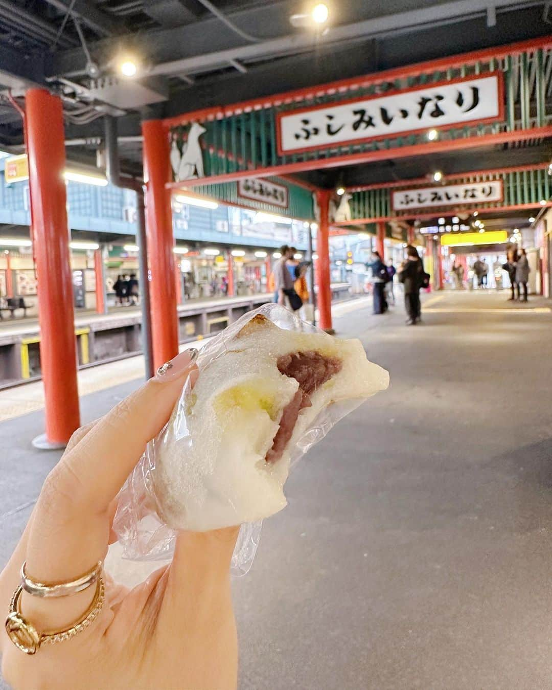 遠藤 玲奈 /endo renaさんのインスタグラム写真 - (遠藤 玲奈 /endo renaInstagram)「京都旅行で美味しかったもの🍽𓈒𓂂𓏸  ▽1.3枚目 #いなりふたば /伏見稲荷 豆大福と栗大福がとっても美味しかった🥲 大福ってこんな美味しいんですね… ほぼ初めて食べたかも… #出町ふたば のも有名みたいなので食べてみたい🌱𓂃 𓈒𓏸  ▽ 4枚目 #イカリア食堂 /祇園四条 アーリオオーリオが美味しすぎた… 川沿いなので、祇園四条を感じられてステキでした！ スフレフロマージュが人気っぽかったので今度行ったら食べてみたい☺︎  ▽5枚目 #中華そばふじい／ 難波 並んだけど美味しかった… シンプルなのに並んだ甲斐がある味だった… 東京戻ってから仕事中に思い出して食べたくなって 遠いよおおおってなりました🥲笑  他にもたくさん食べたけど、 印象に残ってるのはこのへん◎ ちなみに弾丸旅行なので、 当日予約で入れるところにしか行ってません☺︎ 京都投稿しまくっちゃったので、 このへんで旅行編はおわりᐠ(  ᐢ ᵕ ᐢ )ᐟ  #急に詳細記載するキャラ #ただの気分 #京都旅行#京都旅#京都ごはん#京都グルメ旅#京都散策#祇園四条#祇園グルメ#旅行記#旅行記録#京都着物レンタル#京都着物#着物女子#着物ヘア#ヘアアレンジ#難波グルメ#ラーメン巡り」10月16日 18時19分 - r_m.0115