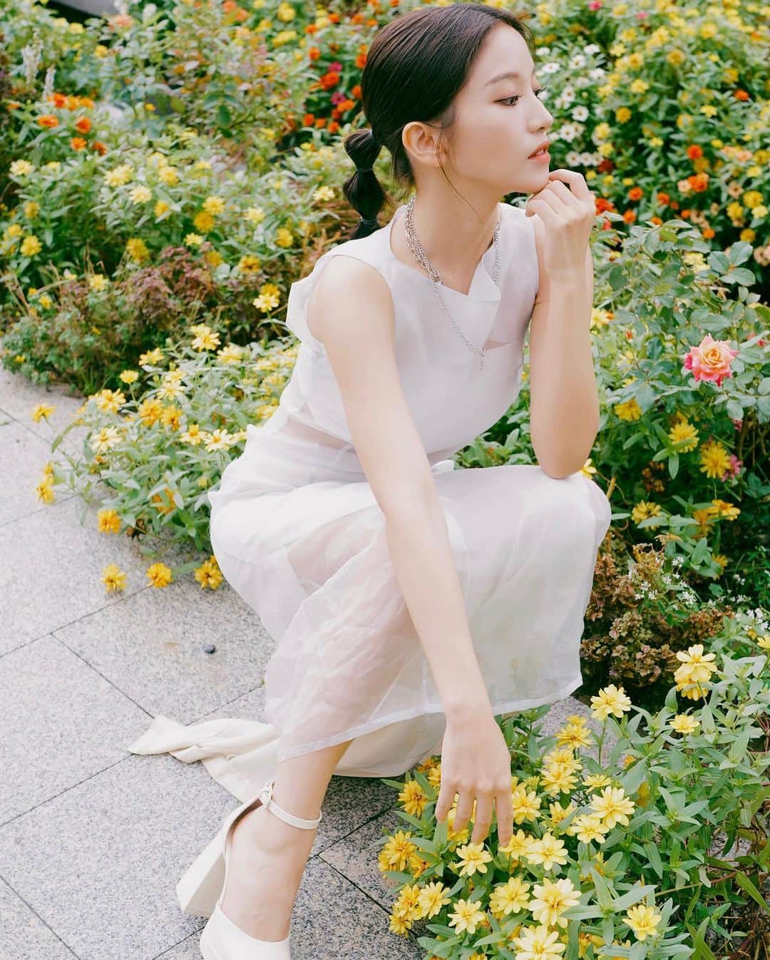 蔡瑞雪（Ruixue Tsai）さんのインスタグラム写真 - (蔡瑞雪（Ruixue Tsai）Instagram)「浪漫的不是玫瑰，而是手捧玫瑰的人🌹  @jennlee_official @tpe.fashionweek @jennleelover」10月16日 18時28分 - snowbabyq