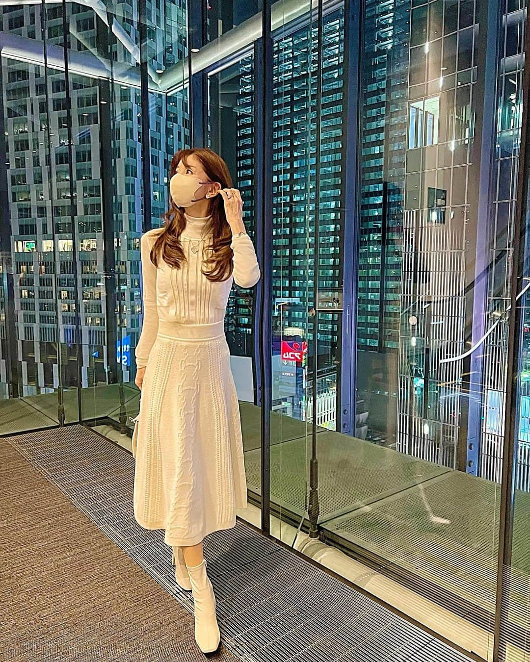 君島十和子さんのインスタグラム写真 - (君島十和子Instagram)「・ 渋谷シアターオーブにて 念願の『キンキーブーツ』を観劇してきました！ 噂には聞いていましたが… キャストのお一人お一人のレベルが 桁違い✨✨  全編シンディ・ローパーさんの 作詞作曲が、グサグサ胸に刺さる世代であることを再認識！  いくつもの人間関係がぶつかり、 すれ違いながらも最後には、 時計の歯車の様にそれぞれがカチカチと噛み合って回り出す。  「ありのままの他人を、 自分を受け入れること」が 鍵になっていくストーリーです。  最高に幸せな時間を過ごさせて 頂きました！  #シアターオーブ #キンキーブーツ  #キンキーブーツdvd化熱望  #これを見ていたら #他の舞台も #見たくなった #観劇後 #劇場から歩いて行ける チーズ専門店 #君島十和子 @takayuki.kimijima_official」10月16日 19時00分 - ftcbeauty.official