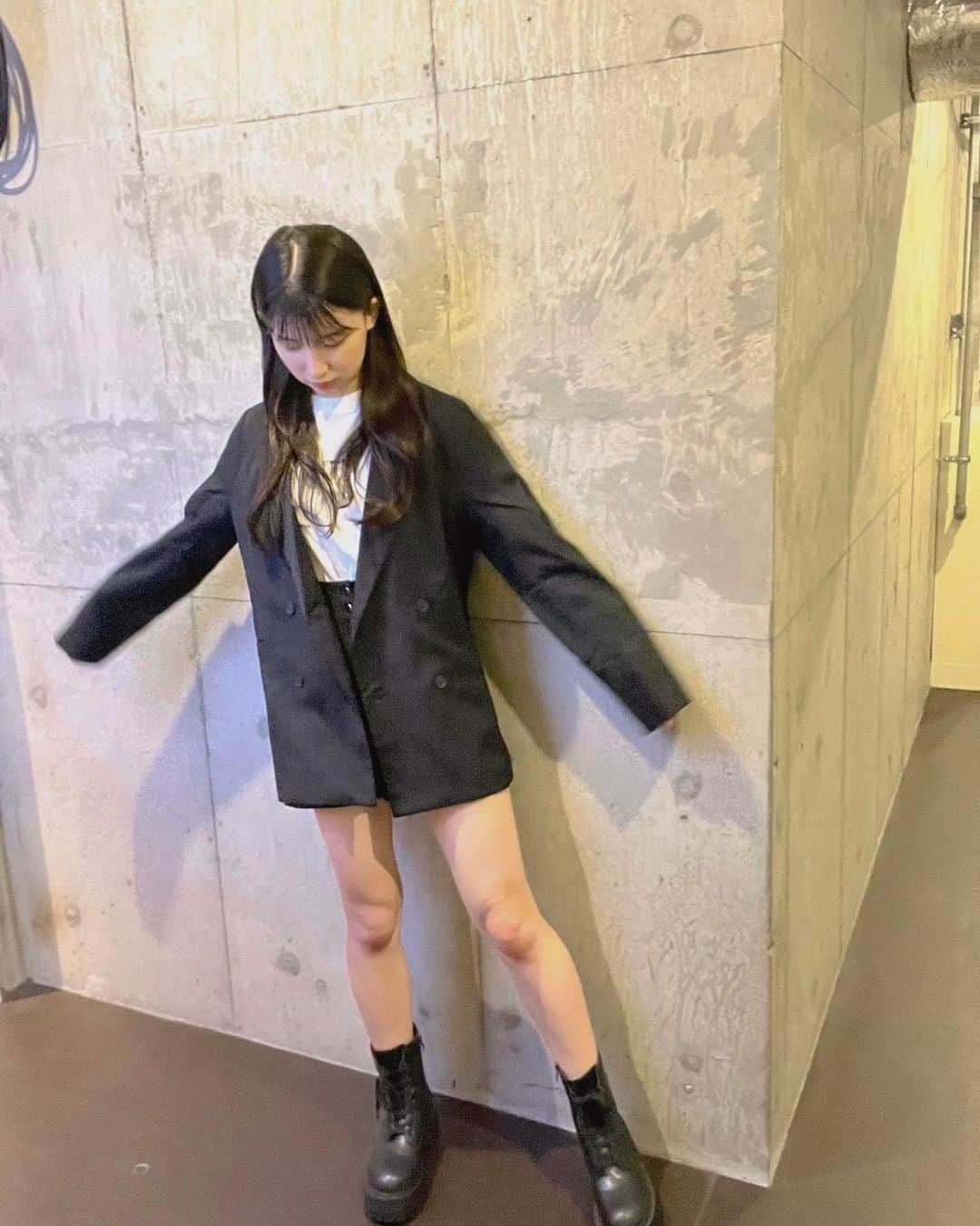 芹澤もあさんのインスタグラム写真 - (芹澤もあInstagram)「私服は“大人っぽくなる”をテーマにする事が多いの❥  みてー！可愛いでしょ服〜  #高校生 #sjk #jk2 #06 #05 #モノトーンコーデ #ジャケット #巻き髪」10月16日 19時13分 - moa_serizawa