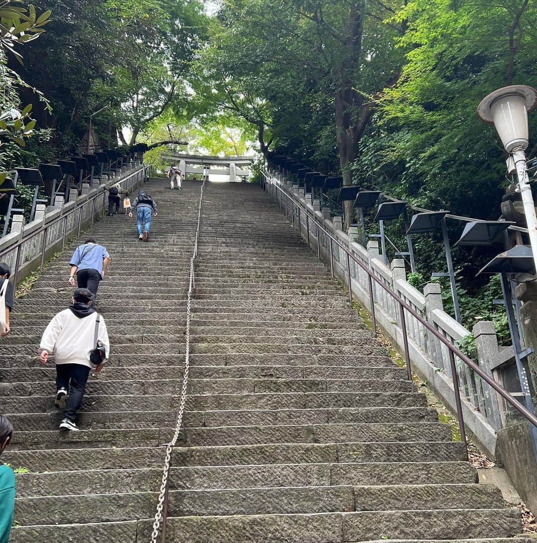 美香さんのインスタグラム写真 - (美香Instagram)「10代からの悪友と愛宕神社へ⛩ 悪友からずっと誘われていた 愛宕神社。 雨や体調など色んなタイミングで2年ぐらい来れずにいましたが 本日♡愛宕神社デビュー。 出世の石段、登って参りました！ 降りる時は必ず女坂からなんですね。 詳しい悪友と行けて良かった💗  愛宕神社のおみくじ。 すごい当たるって本当ですか？  #愛宕神社 #大吉❤️  ジャケットは @riko.tokyo_official です！」10月16日 20時05分 - mikaofficial99