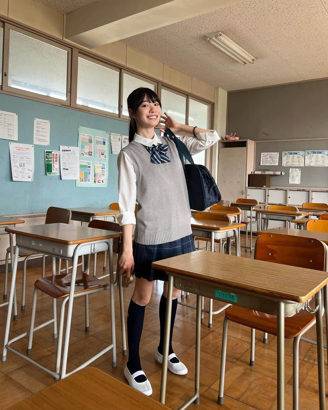 中川紅葉さんのインスタグラム写真 - (中川紅葉Instagram)「折角だからギリギリな制服姿を👼🏻 ほぼベースメイク☺︎  #kobore」10月16日 20時59分 - kureha_nakagawa