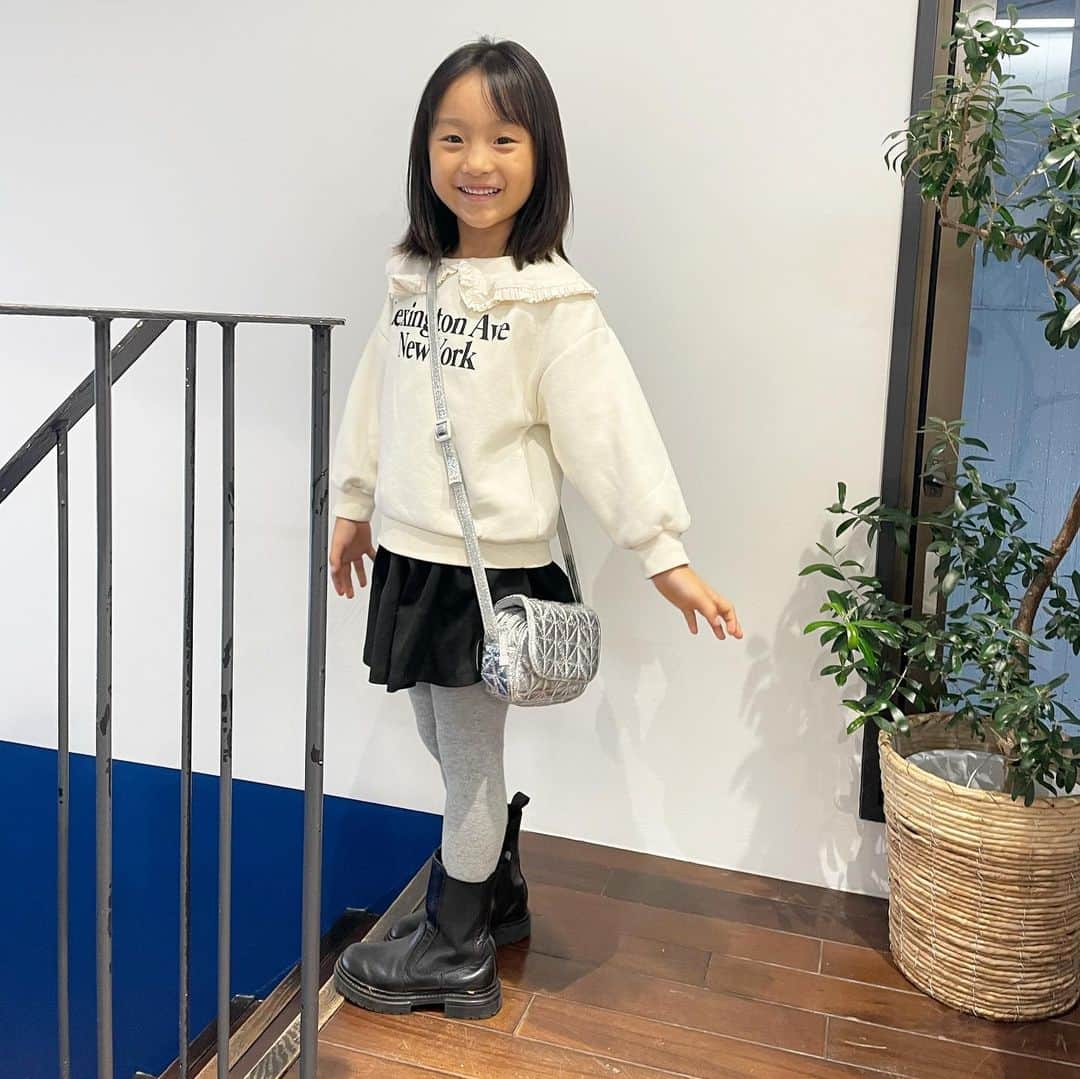 秋定麻紀子さんのインスタグラム写真 - (秋定麻紀子Instagram)「@kathy_tan529 の展示会へ。 ニットを色々オーダー。 大阪でもやったみたい。 お疲れ様ね。  そして娘はアーニャに憧れて ヘアーカット✂️ 私も娘もいつも @tress_omotesando  @ryske_y  メンテナンスしてます。  娘は美容院が大好き。 いつもじーっと鏡を見て チョキチョキを見てます。」10月16日 23時08分 - makiakisada
