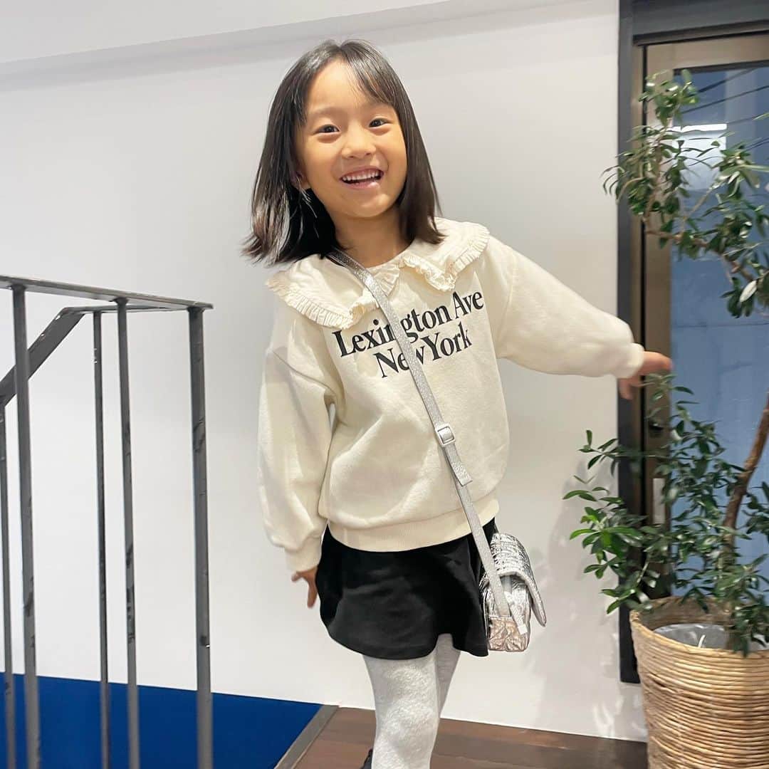 秋定麻紀子さんのインスタグラム写真 - (秋定麻紀子Instagram)「@kathy_tan529 の展示会へ。 ニットを色々オーダー。 大阪でもやったみたい。 お疲れ様ね。  そして娘はアーニャに憧れて ヘアーカット✂️ 私も娘もいつも @tress_omotesando  @ryske_y  メンテナンスしてます。  娘は美容院が大好き。 いつもじーっと鏡を見て チョキチョキを見てます。」10月16日 23時08分 - makiakisada