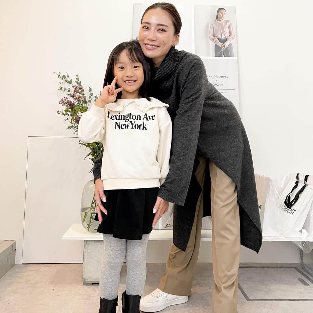 秋定麻紀子さんのインスタグラム写真 - (秋定麻紀子Instagram)「@kathy_tan529 の展示会へ。 ニットを色々オーダー。 大阪でもやったみたい。 お疲れ様ね。  そして娘はアーニャに憧れて ヘアーカット✂️ 私も娘もいつも @tress_omotesando  @ryske_y  メンテナンスしてます。  娘は美容院が大好き。 いつもじーっと鏡を見て チョキチョキを見てます。」10月16日 23時08分 - makiakisada