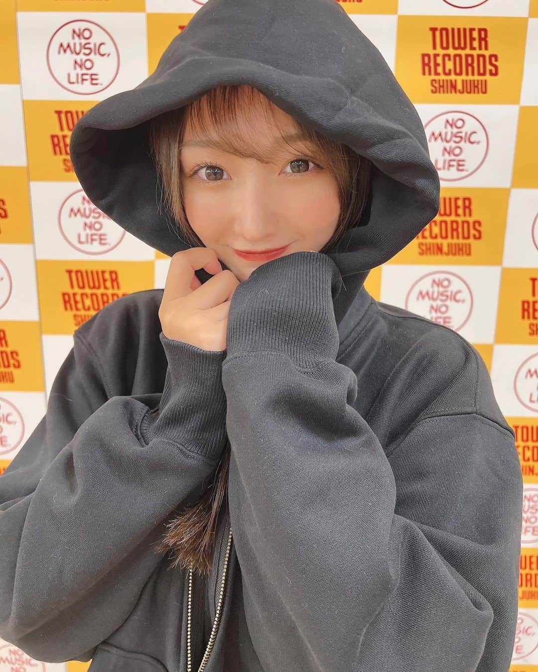 愛森ちえさんのインスタグラム写真 - (愛森ちえInstagram)「* * 冬は苦手なので暖めてください🥺🥺 * * #アイドル #地下アイドル #idol #japaneseidol #japanesegirl #グラビア #gravure #グラビアアイドル #インスタグラビア #奶  #自撮り #自撮り女子 #粉我 #ビジョビ #性感 #ootd #私服 #私服コーデ #コーディネート #cordinate #GU #おそろコーデ #おそろい #パーカー #パーカー女子 #パーカーコーデ #スウェット #スウェットコーデ #diet #ダイエット」10月16日 23時58分 - elsy__chie