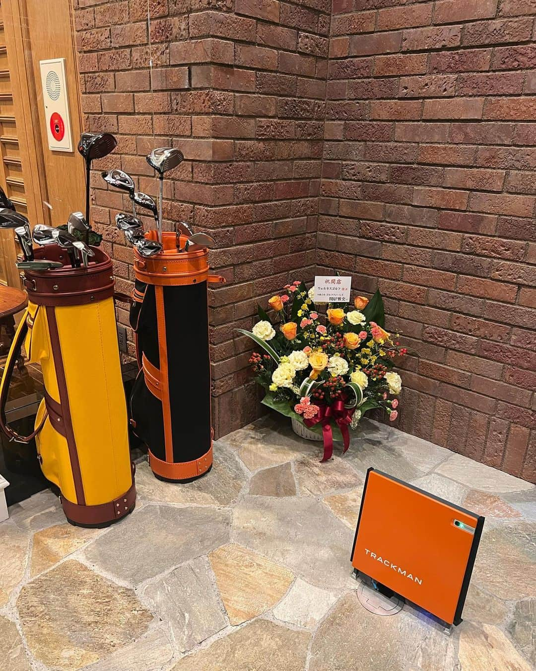 ImotoEtsuyo さんのインスタグラム写真 - (ImotoEtsuyo Instagram)「@wellness.golf  2号店が銀座7丁目に 10月16日オープンしました。  先日、内覧会に伺いました。 2号店はBARルームとゴルフレンジが 1組貸切で使えるという贅沢な空間。 こんなシミュレーションゴルフは 初めて。 接待やデートにも良さそう。  こちら2号店は有人で バーカウンターでは お酒を頂けます。  ケータリングもできて 私達も早速頂きましたが、 @ginzatoyomitu のフカヒレの姿煮が 美味しすぎて あっという間に完食。 黄金鷄白湯スープとフカヒレの Wコラーゲンでお肌もプリプリ🤍  オイル寿司もさっぱりとしていて 美味しかった。  こちらで頂ける #神戸ワイン　も美味しいですよ！  またゆっくり行きたいです⛳️  @wellness.golf  1号店 中央区銀座4丁目3-9 天賞堂ビル10階 銀座駅B2出口より徒歩1分  2号店 CLUB HOUSE & BAR ウェルネスゴルフクラブハウス&バー 中央区銀座7丁目5-15銀座AG1ビル1階 銀座駅より徒歩4分  #シミュレーションゴルフ  #ゴルフ #golf #ゴルフバー  #ウェルネスゴルフ #wellnessgolf  #銀座ゴルフ #ginzagolf  #銀座シミュレーションゴルフ  #インドアゴルフ #室内ゴルフ  #ゴルフ女子  #ゴルフ好き  #ゴルフ好きな人と繋がりたい」10月17日 6時52分 - bisuhada