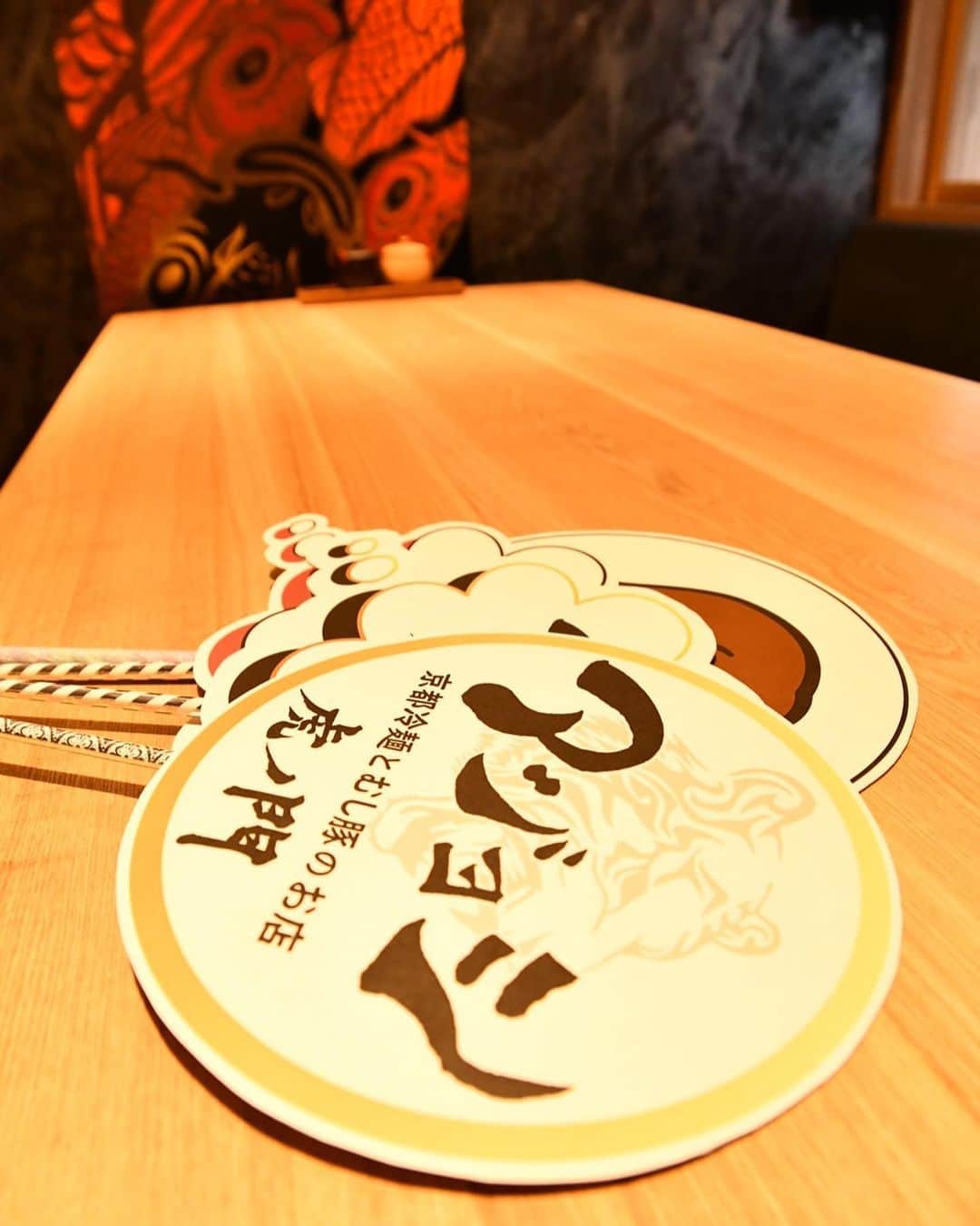 あいみさんのインスタグラム写真 - (あいみInstagram)「㊗️🇰🇷アジョシ虎ノ門🐯オープン  京都で大人気の京都冷麺とむし豚のお店［アジョシ虎ノ門］ @ajoshi.toranomon レセプションパーティーの広報を担当させていただきました❣️  手に持ってるフォトプロップスはSHIRONちゃんが作ってくれたよ🥰  アジョシ虎ノ門🐯ランチ営業開始しております🤍  アジョシ自慢の『京都冷麺』は焼肉のサイドメニューを逸脱したこだわりの逸品✨  冷麺が年中食べれるもの、あえて冬に食べるもの、一年中主役であることをアジョシが証明します☺️✨  是非ご賞味ください🙌🏻  夜営業開始、グランドオープンは10月26日（水）より✨  🐯アジョシ虎ノ門🇰🇷  〒105-0003 東京都港区西新橋2丁目13-16町田ビル1階  TEL 03-6206-6596  アジョシ 虎ノ門（位置情報） https://maps.app.goo.gl/QubbZme4AVq8eKj89?g_st=il  ▶︎メディア情報  ・ホームページ https://ajoshi-kyoto.jp/   ・YouTube https://youtube.com/channel/UCRAgNqpXoCZEi-t_qMgp_0A  ・アジョシ虎ノ門Instagram （@ajoshi.toranomon ） https://instagram.com/ajoshi.toranomon  ・アジョシ総合Instagram （@ajoshi.happy ） https://instagram.com/ajoshi.happy  ・アジョシ総合 Twitter （@ajoshi_remen ） https://twitter.com/ajoshi_remen  #アジョシ #京都冷麺 #年中冷麺　  #レセプションパーティー #試食会 #韓国料理 #虎ノ門ランチ #新橋ランチ #韓国料理ランチ #虎ノ門韓国料理 #新橋韓国料理 #冷麺 #虎ノ門グルメ #新橋グルメ」10月17日 9時26分 - aimi_feti