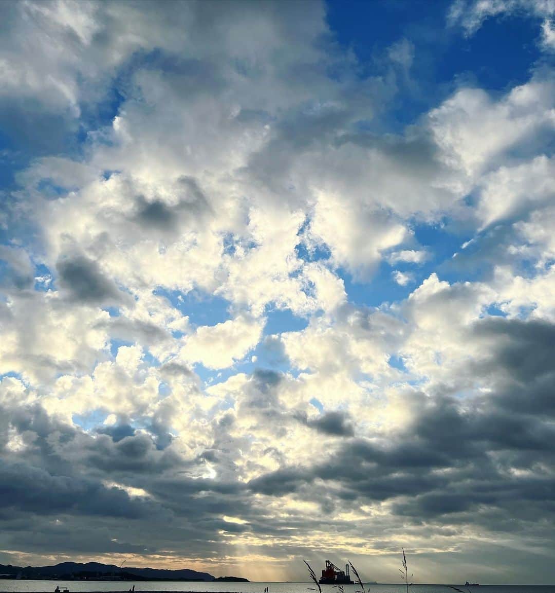 西山茉希さんのインスタグラム写真 - (西山茉希Instagram)「#💙🎣💙  釣り、好きらしい。  2人の方が、シューんッて飛ばすやつ上手だった。 ✨🫢✨  #週末おしまい #平日ふぁいてぃん #🏁  夕日になる前、 太陽の光が雲の間からシャーシャーシャーってなるのが好き。」10月17日 10時07分 - maki.nshiyama50