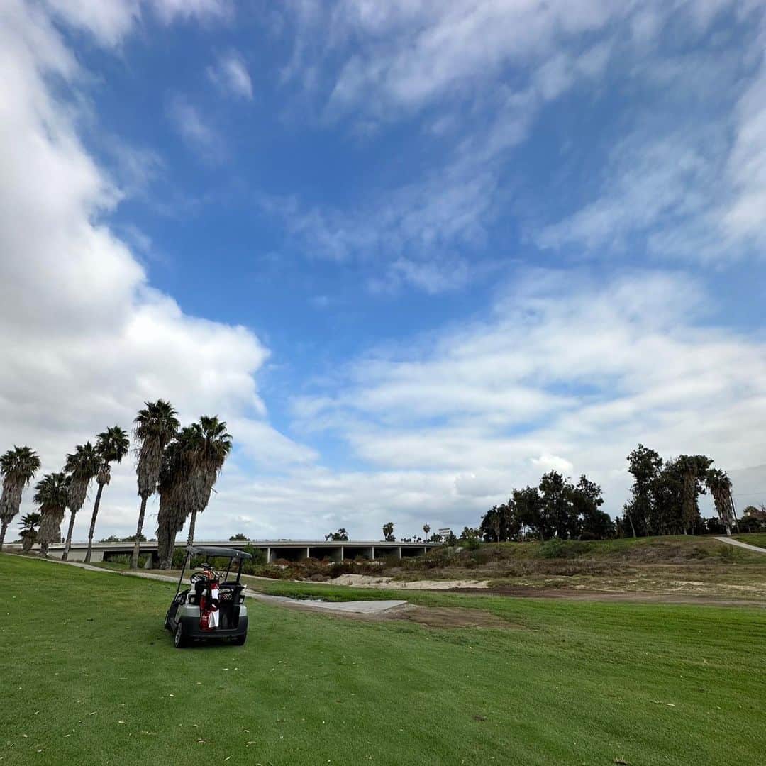 梅宮アンナさんのインスタグラム写真 - (梅宮アンナInstagram)「今日が最後のゴルフとなりました⛳️  江畑さん親子は、  ゴルフがうまい👍⛳️👍⛳️👍⛳️  私は、練習が足りないし、場数も少ないので、沢山ゴルフの回数を増やさなきゃです💦💦 みくちゃんは、  コネチカットから来ました🛫🇺🇸  ゆうみさんは、安定のうまさでした✨✨⛳️👍  今週はほぼ毎日ゴルフ  素晴らしい時間でした✨✨  アメリカでのゴルフは、いい経験になりました。。  今日のゴルフ場は、  日曜日でも、ひとり49ドル💵でした。  我が家からも車で15分でした⛳️🚗  最高だね✨✨⛳️👍👍  あー楽しいゴルフでした⛳️  #コネチカットから来たみくちゃん #イエール大学  #golf  #カリフォルニアスタイル」10月17日 10時21分 - annaumemiya