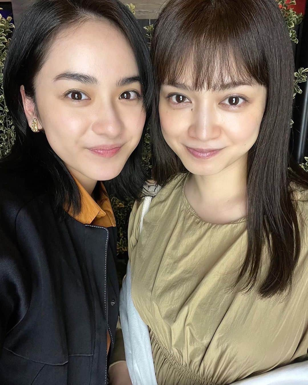 平愛梨さんのインスタグラム写真 - (平愛梨Instagram)「妹とふたり時間✌️❤️  妹に付き添って私もヘアーをブラックにチェンジしてもらってサラッサラの髪をなびかせながら焼肉屋さんへGO🥹  久々の焼肉😭 妹とふたり時間🥹‼️  いつまでたっても可愛いあどけない妹で安心するよ😂❤️  @yunataira_official  ヘアーサロン @manami_tiechel  @tiechel_official  #平姉妹#久々の妹#2人時間楽しい#焼肉#美味しかったね#髪の毛#サラサラヘアー#ハッピー#また#気分アゲアゲ#頑張ります#💪#明日#あさイチ#出演します」10月17日 10時51分 - harikiri_tairi