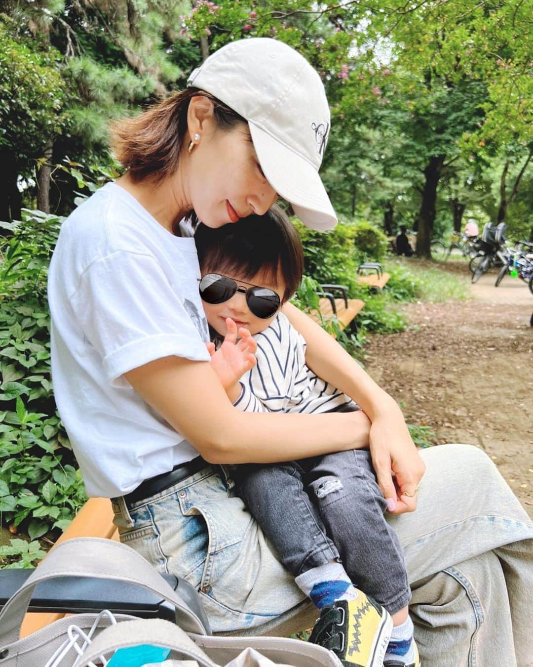 安田美沙子さんのインスタグラム写真 - (安田美沙子Instagram)「おはよう✨  いつかの公園🤍  甘えん坊な次男♥️  小さいけど、中々の食欲と 筋肉質。ガッチリしてます！  長男は、自転車に乗れるようになって、ぐるぐる自転車コースを何周も。。。  ちょっと怖いから、並走して 私は🏃‍♀️はしる。笑  これで4キロくらいこの間は稼ぎました🤣  また、雨降って来た☂️  今日は傘がいるなぁ✨  #park #family #friends #自転車　#ハンバーガーの鈴 #brothers #boys #mamagirl @photocopieu  @oao_footwear  @root_1887  @calvinklein」10月17日 11時08分 - yasuda_misako