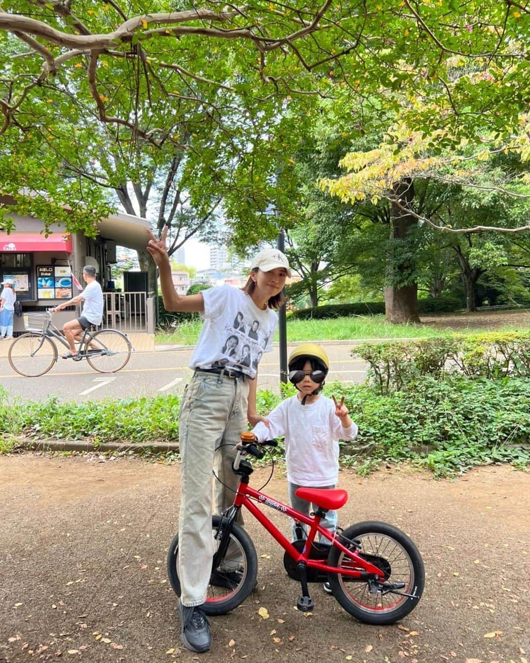 安田美沙子さんのインスタグラム写真 - (安田美沙子Instagram)「おはよう✨  いつかの公園🤍  甘えん坊な次男♥️  小さいけど、中々の食欲と 筋肉質。ガッチリしてます！  長男は、自転車に乗れるようになって、ぐるぐる自転車コースを何周も。。。  ちょっと怖いから、並走して 私は🏃‍♀️はしる。笑  これで4キロくらいこの間は稼ぎました🤣  また、雨降って来た☂️  今日は傘がいるなぁ✨  #park #family #friends #自転車　#ハンバーガーの鈴 #brothers #boys #mamagirl @photocopieu  @oao_footwear  @root_1887  @calvinklein」10月17日 11時08分 - yasuda_misako