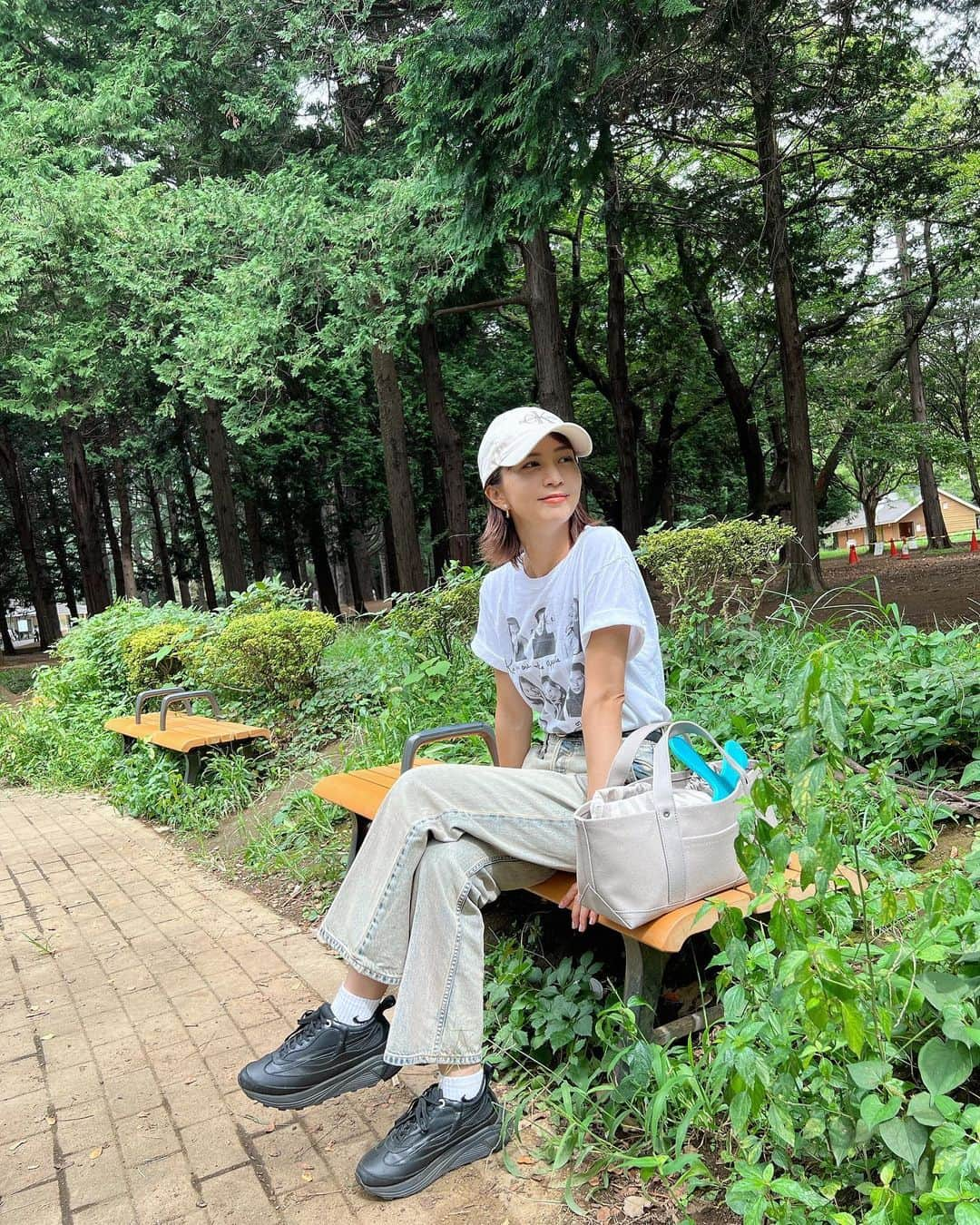 安田美沙子さんのインスタグラム写真 - (安田美沙子Instagram)「おはよう✨  いつかの公園🤍  甘えん坊な次男♥️  小さいけど、中々の食欲と 筋肉質。ガッチリしてます！  長男は、自転車に乗れるようになって、ぐるぐる自転車コースを何周も。。。  ちょっと怖いから、並走して 私は🏃‍♀️はしる。笑  これで4キロくらいこの間は稼ぎました🤣  また、雨降って来た☂️  今日は傘がいるなぁ✨  #park #family #friends #自転車　#ハンバーガーの鈴 #brothers #boys #mamagirl @photocopieu  @oao_footwear  @root_1887  @calvinklein」10月17日 11時08分 - yasuda_misako