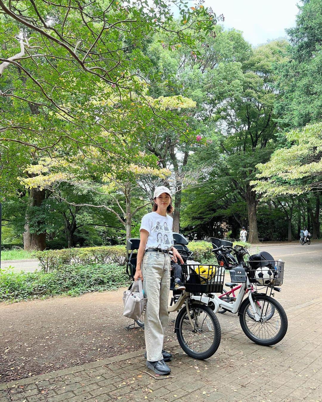 安田美沙子さんのインスタグラム写真 - (安田美沙子Instagram)「おはよう✨  いつかの公園🤍  甘えん坊な次男♥️  小さいけど、中々の食欲と 筋肉質。ガッチリしてます！  長男は、自転車に乗れるようになって、ぐるぐる自転車コースを何周も。。。  ちょっと怖いから、並走して 私は🏃‍♀️はしる。笑  これで4キロくらいこの間は稼ぎました🤣  また、雨降って来た☂️  今日は傘がいるなぁ✨  #park #family #friends #自転車　#ハンバーガーの鈴 #brothers #boys #mamagirl @photocopieu  @oao_footwear  @root_1887  @calvinklein」10月17日 11時08分 - yasuda_misako