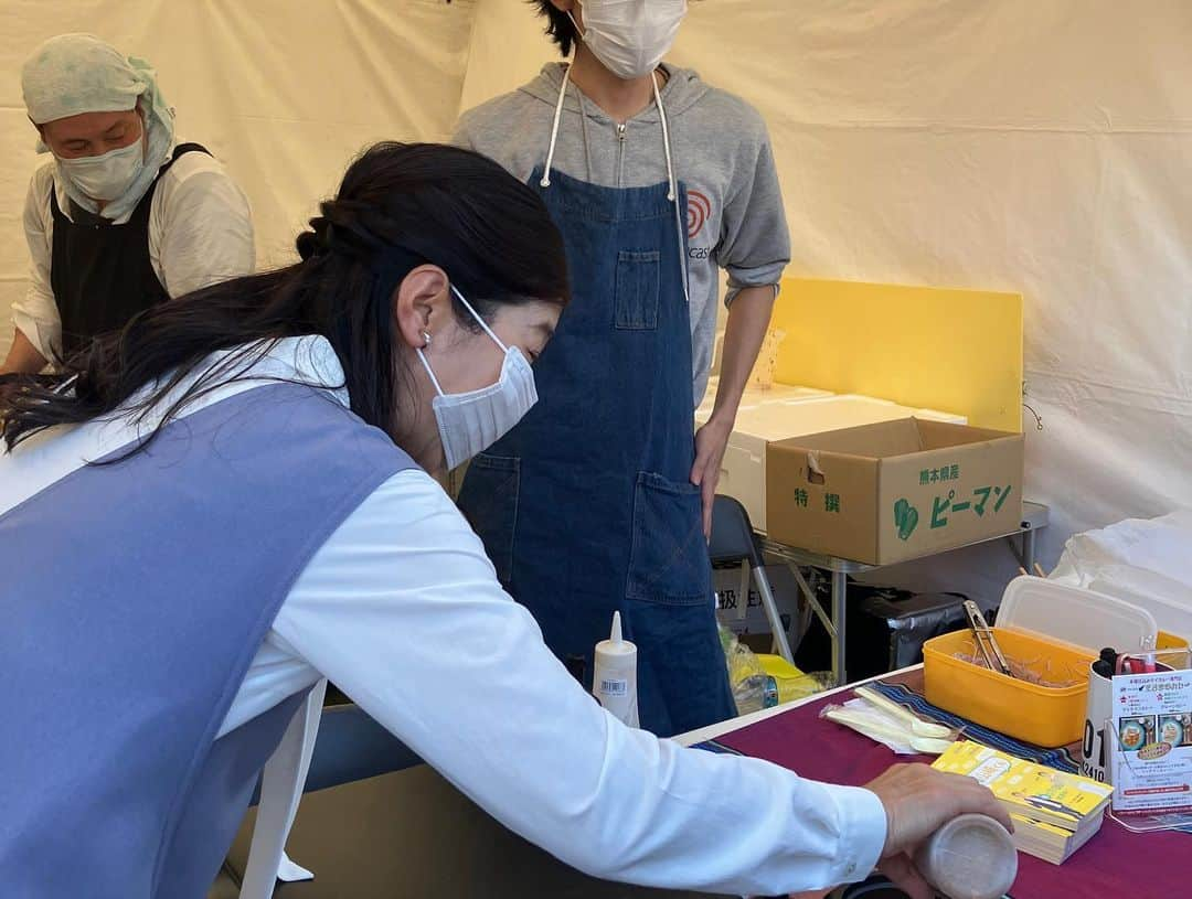 宮崎美子さんのインスタグラム写真 - (宮崎美子Instagram)「皆さん、こんにちは。  土、日はたくさんの皆さん、熊本のRKKまつりに来てくださってありがとうございました😊  週刊山崎くんの味の名店街のお見せも大好評で、たくさんの皆さんに食べていただいたようです。  ありがとうございました😊  そして、出店された『甲佐ニラちゃん焼きそば』、『王さまのカレー』、『つつみ屋』さん、真夏のような暑さの中、本当にお疲れ様でした。  また、食べに行きます〜！  いやー、本当に3年ぶりの開催に大盛り上がりでしたね。  また、来年の開催と、皆さまのお越しを楽しみにしています❣️  #rkk熊本放送 #rkkまつり」10月17日 12時11分 - miyazakiyoshiko.official