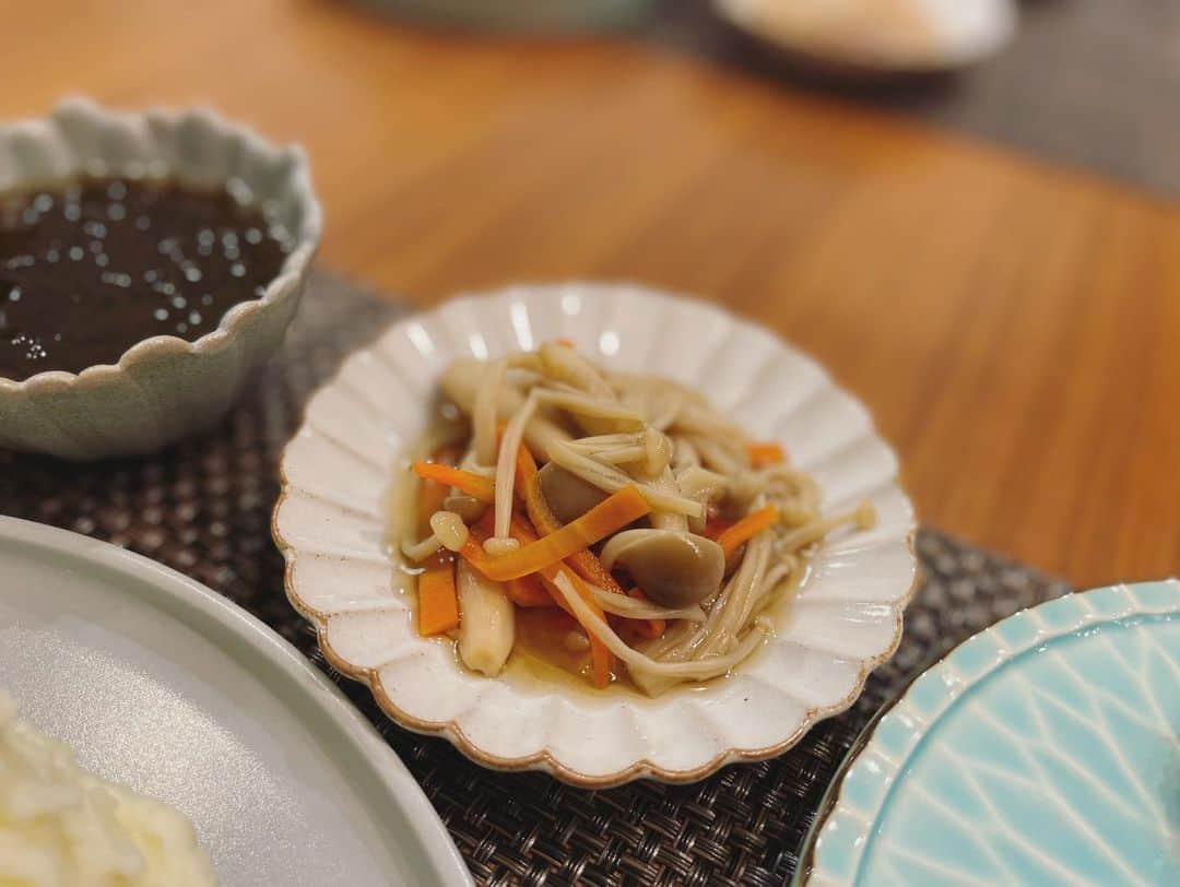 本田朋子さんのインスタグラム写真 - (本田朋子Instagram)「お肉とお魚のWメイン。 サーモンソテー　パセリ＆レモンのバターソース。マッシュポテト風のポテサラなどを添えました。 鶏胸肉はオリーブオイルで揚げ焼きに。 そして、しめじやえのきが余っていたので、煮浸しを作り置き。 群馬県はきのこも美味しいので、旨味たっぷりな副菜がちゃちゃっと出来ました。 寒暖差が大きいこの頃。 体の中から労りたいですね♡  #夕飯 #献立 #アスリート飯  #幼児食 #タンパク質  #レシピ #本田朋子のweekly献立」10月17日 15時01分 - tomoko_honda_official_phonics