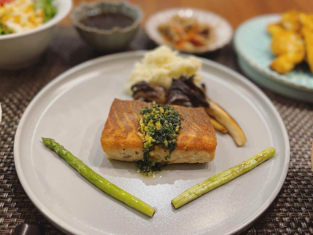 本田朋子さんのインスタグラム写真 - (本田朋子Instagram)「お肉とお魚のWメイン。 サーモンソテー　パセリ＆レモンのバターソース。マッシュポテト風のポテサラなどを添えました。 鶏胸肉はオリーブオイルで揚げ焼きに。 そして、しめじやえのきが余っていたので、煮浸しを作り置き。 群馬県はきのこも美味しいので、旨味たっぷりな副菜がちゃちゃっと出来ました。 寒暖差が大きいこの頃。 体の中から労りたいですね♡  #夕飯 #献立 #アスリート飯  #幼児食 #タンパク質  #レシピ #本田朋子のweekly献立」10月17日 15時01分 - tomoko_honda_official_phonics