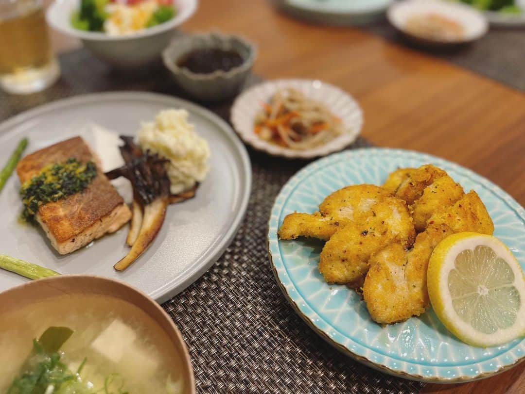 本田朋子さんのインスタグラム写真 - (本田朋子Instagram)「お肉とお魚のWメイン。 サーモンソテー　パセリ＆レモンのバターソース。マッシュポテト風のポテサラなどを添えました。 鶏胸肉はオリーブオイルで揚げ焼きに。 そして、しめじやえのきが余っていたので、煮浸しを作り置き。 群馬県はきのこも美味しいので、旨味たっぷりな副菜がちゃちゃっと出来ました。 寒暖差が大きいこの頃。 体の中から労りたいですね♡  #夕飯 #献立 #アスリート飯  #幼児食 #タンパク質  #レシピ #本田朋子のweekly献立」10月17日 15時01分 - tomoko_honda_official_phonics