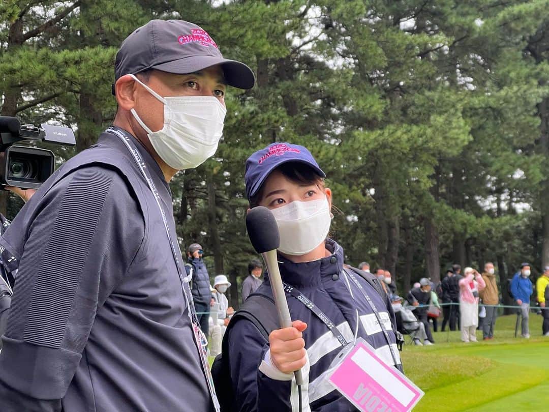 安藤萌々さんのインスタグラム写真 - (安藤萌々Instagram)「ZOZOチャンピオンシップ⛳️🌟  練習日には松山選手の取材をさせて頂き、初日は前田智徳さんとリポート！そして、最終日も現場に👀  観客の上限があった昨年より更に盛り上がっていた今年。PGAのプレーを日本で見られるファンの喜びがゴルフ場に満ちていました。  中でも多くのギャラリーが付いていた松山英樹選手の組。何度帯同しても、短いアイアンショットのスピンコントロールは魔法のように感じます🪄  18番、バーディ締めには大きな大きな拍手が湧きました。 試合前のインタビューでは、今は体作りやスイングの調整に取り組んでいて、早くフィーリングが合えば今シーズンも良い戦いが出来ると思うとお話をしていました。 連戦の日々、これからも応援しています。  そして、プロ転向3戦目で 日本勢最上位タイの中島啓太選手！ (6月にお会いした時は、鳥籠で練習を見させて頂いたのでコースで球筋を見てびっくり… )  17番のパーパットなど、随所で気持ちの強さを感じるラウンドでした😌✨  優勝は、キーガン・ブラッドリー選手 おめでとうございます🎊  • • • 大学時代にアメリカで観戦したフェニックスオープンも最高の思い出ですが、 日本でPGAが見られるのもサイコー！ そんな1週間でした。  #前田智徳 さんと #おそろコーデ でロケ #キャップ #公式グッズ  #ZOZO #zozoチャンピオンシップ  #ゴルフ #男子ゴルフ #ごるふすきな人と繋がりたい」10月17日 15時56分 - momo_ando_ex