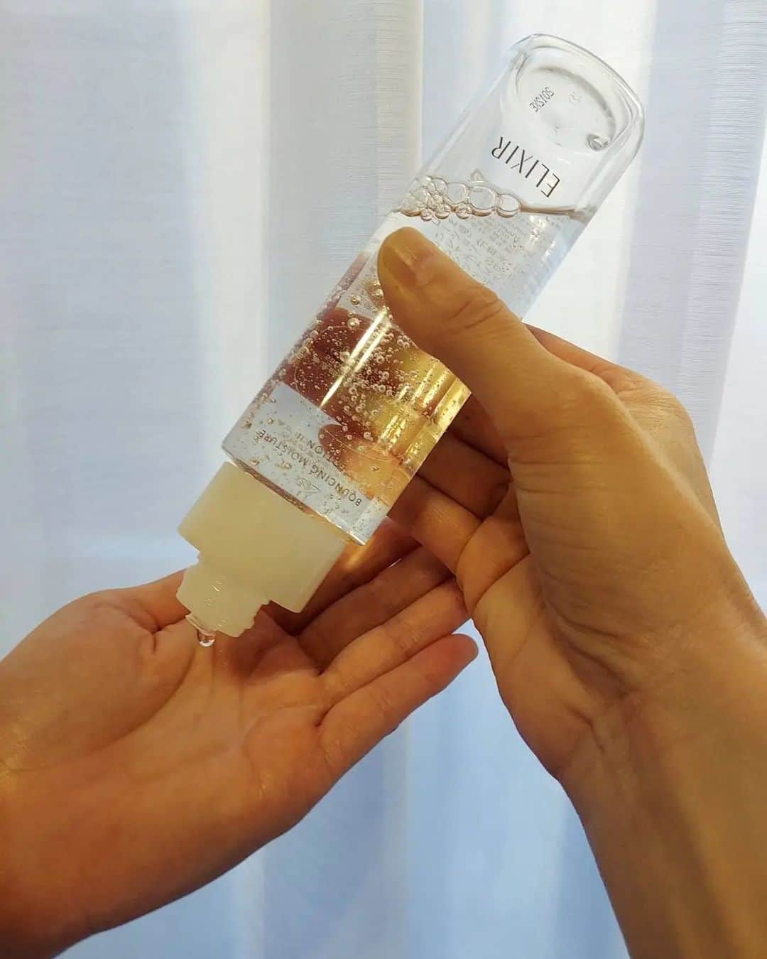 佐藤純さんのインスタグラム写真 - (佐藤純Instagram)「9月にリニューアルされたエリクシール　エイジングケア*の化粧水と乳液✨  @elixir_official_shiseido  使い始めて約１ヶ月‼️肌にハリとうるおいを感じ「つや玉」がいつも気分を上げてくれます⤴️😊  スッとなじんでベタづかず、なめらかな肌触り。  肌に浸透*していく感じがとても早くて、しっとりもっちり感がたまりません😉  ホッとリラックスできる香りも好き❤️    テクスチャーは化粧水・乳液ともに３タイプあって、季節や気分に合わせて自分好みの質感を選べるのが嬉しい😉  ちなみに私はなめらかにうるおう『しっとりタイプ』がお気に入りです。  パッケージは近未来的ですっきりとしたデザインなので、そのままリビングに置いてもインテリアになじむ上質感があってGood‼️  使い続けやすい価格だし、これからもハリ・透明感・うるおいに満ちたすこやかで美しい肌のしるしの「つや玉」の続く肌を目指して使い続けたいと思います🙌❤️  *エイジングケア…年齢に応じたうるおいケア *浸透…角層まで  エリクシール リフトモイスト ローション SP （医薬部外品） エリクシール リフトモイスト エマルジョン SP （医薬部外品）  #エリクシール #elixir #化粧水 #乳液 #エイジングケア #立て直すハリうるおい #いまコラーゲンを語りたい #保湿 #美肌 #スキンケア #ママ #ママモデル #モデル #mama #mamamodel #model」10月17日 16時03分 - junsatoidea