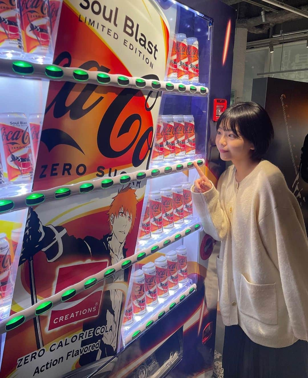 大熊杏優さんのインスタグラム写真 - (大熊杏優Instagram)「コカ・コーラ×BLEACHのコラボ缶「コカ・コーラ ゼロ シュガー ソウルブラスト」のポップアップストア@アトモス新宿に行ってきたよ〜！一護のボイス付き自販機があった！ 限定コラボグッズもあったよ！ #コカコーラ #BLEACH#soulblast #目覚めよ最強の自分 #pr」10月17日 18時56分 - ayuokuma