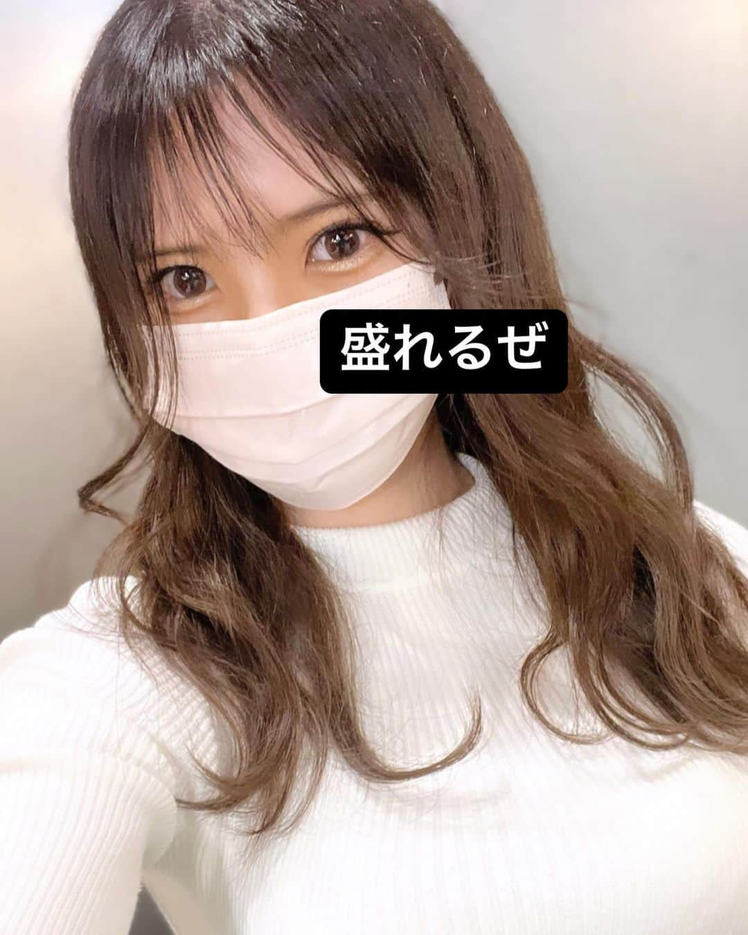 ゆーちゃんさんのインスタグラム写真 - (ゆーちゃんInstagram)「まつ毛 眉毛 生え際つるっパゲから復活したー😭  正しい食生活とオーガニック、無添加 あんまり詳しく書くと投稿消されるので発信控えてますが 本当に食は大事。🫶  マスカラは未使用  マツエクマツパなしの まつげ美容液だけ！  育毛剤は売上ナンバーワンの会社のもの。 ガチで信用してなかったけど普通にリピして何本目かしら(笑) 頭皮ケアできるシャンプーも毎日使ってます。 食生活含め、  全てハイライトに答えてます🙆🏻‍♀️  ハゲってめちゃくちゃ辛いのよね😢 今は短い生え変わりいっぱい！ もう少しかなぁ ーーー   #ハゲ #悩み #まつ毛美容液  #まつ毛  #美容 #脱毛症  #育毛剤  #育毛  #育毛シャンプー  #育毛効果  #無添加 #食生活 #健康 #オーガニック #organic #美容好きな人と繋がりたい」10月17日 18時58分 - yurina_era999