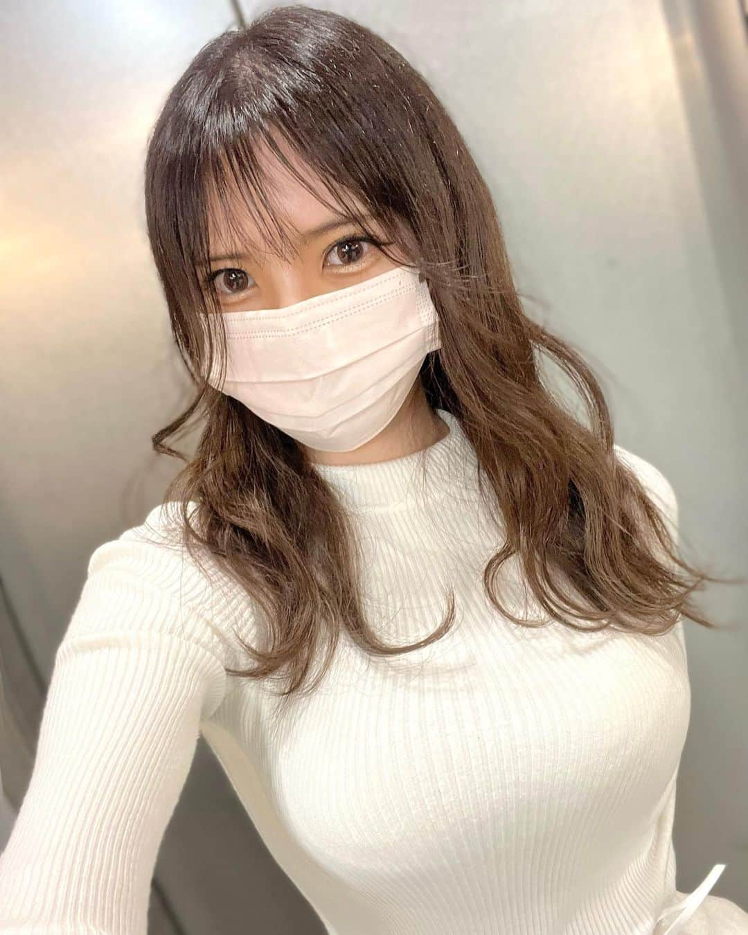 ゆーちゃんさんのインスタグラム写真 - (ゆーちゃんInstagram)「まつ毛 眉毛 生え際つるっパゲから復活したー😭  正しい食生活とオーガニック、無添加 あんまり詳しく書くと投稿消されるので発信控えてますが 本当に食は大事。🫶  マスカラは未使用  マツエクマツパなしの まつげ美容液だけ！  育毛剤は売上ナンバーワンの会社のもの。 ガチで信用してなかったけど普通にリピして何本目かしら(笑) 頭皮ケアできるシャンプーも毎日使ってます。 食生活含め、  全てハイライトに答えてます🙆🏻‍♀️  ハゲってめちゃくちゃ辛いのよね😢 今は短い生え変わりいっぱい！ もう少しかなぁ ーーー   #ハゲ #悩み #まつ毛美容液  #まつ毛  #美容 #脱毛症  #育毛剤  #育毛  #育毛シャンプー  #育毛効果  #無添加 #食生活 #健康 #オーガニック #organic #美容好きな人と繋がりたい」10月17日 18時58分 - yurina_era999